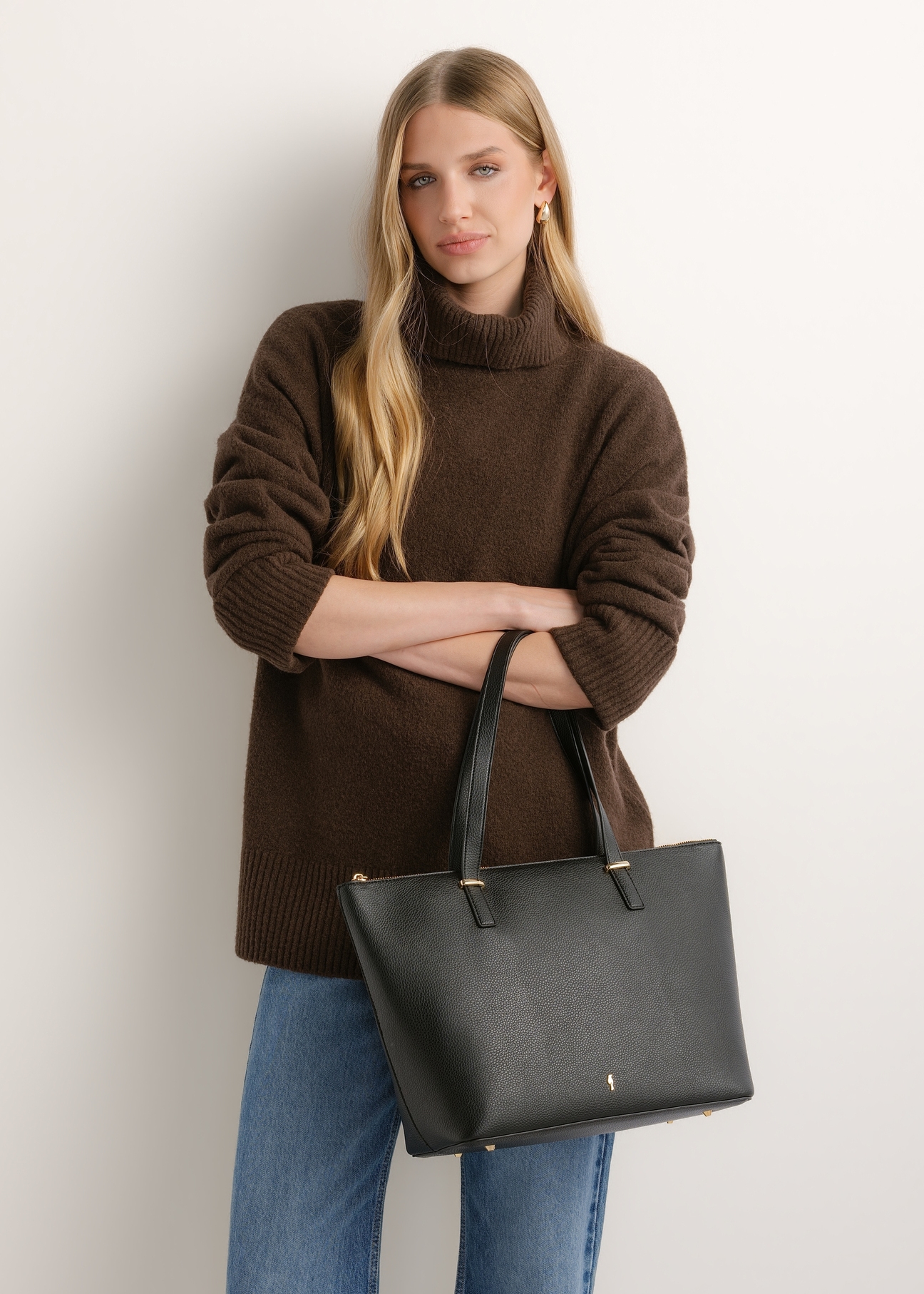 Czarna torebka shopper damska TOREC-0953A-9I(Z26)