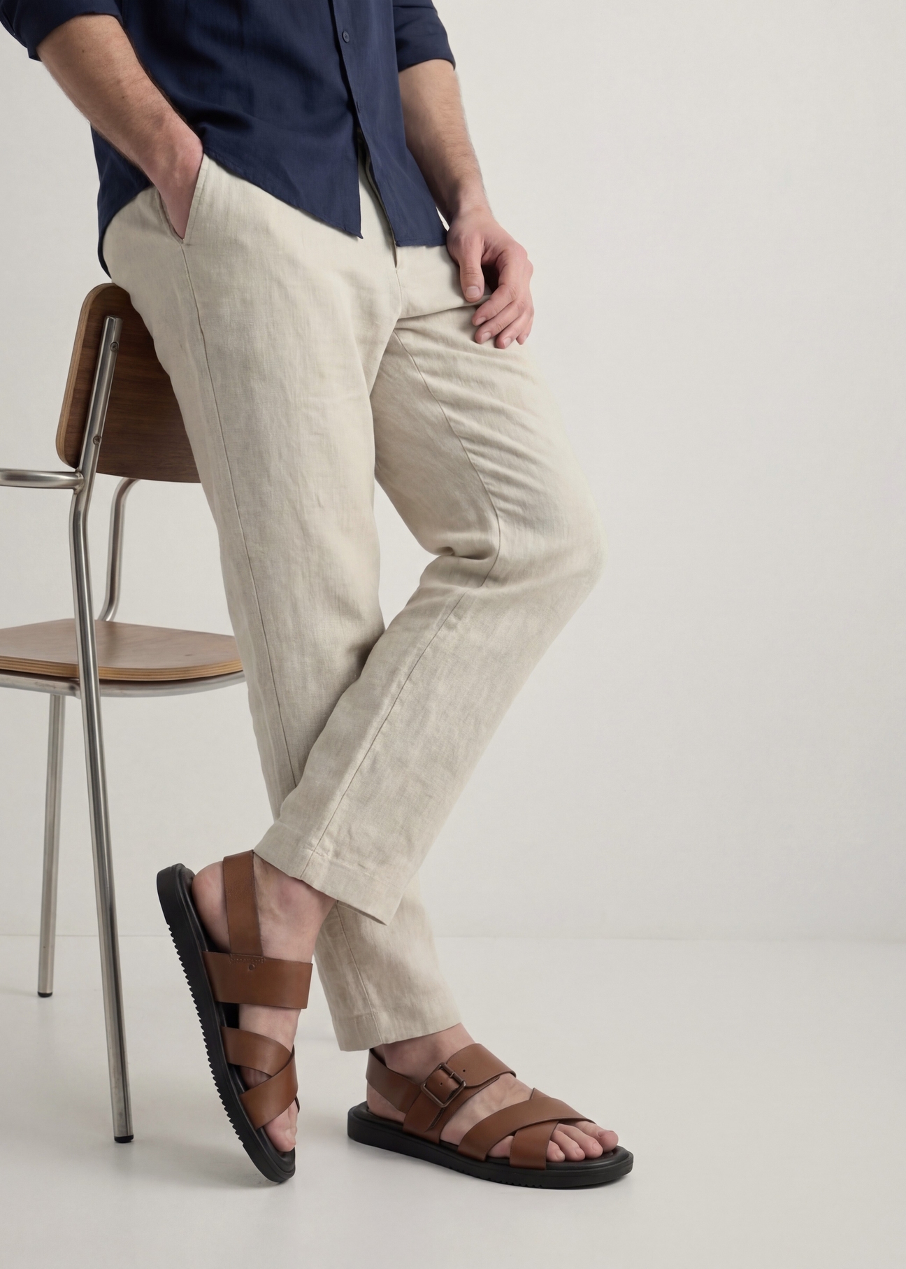 Чоловічі шкіряні сандалі коньячного кольору BUTYM-0537-1F(W26), вигляд виробу збоку на ногах моделі.