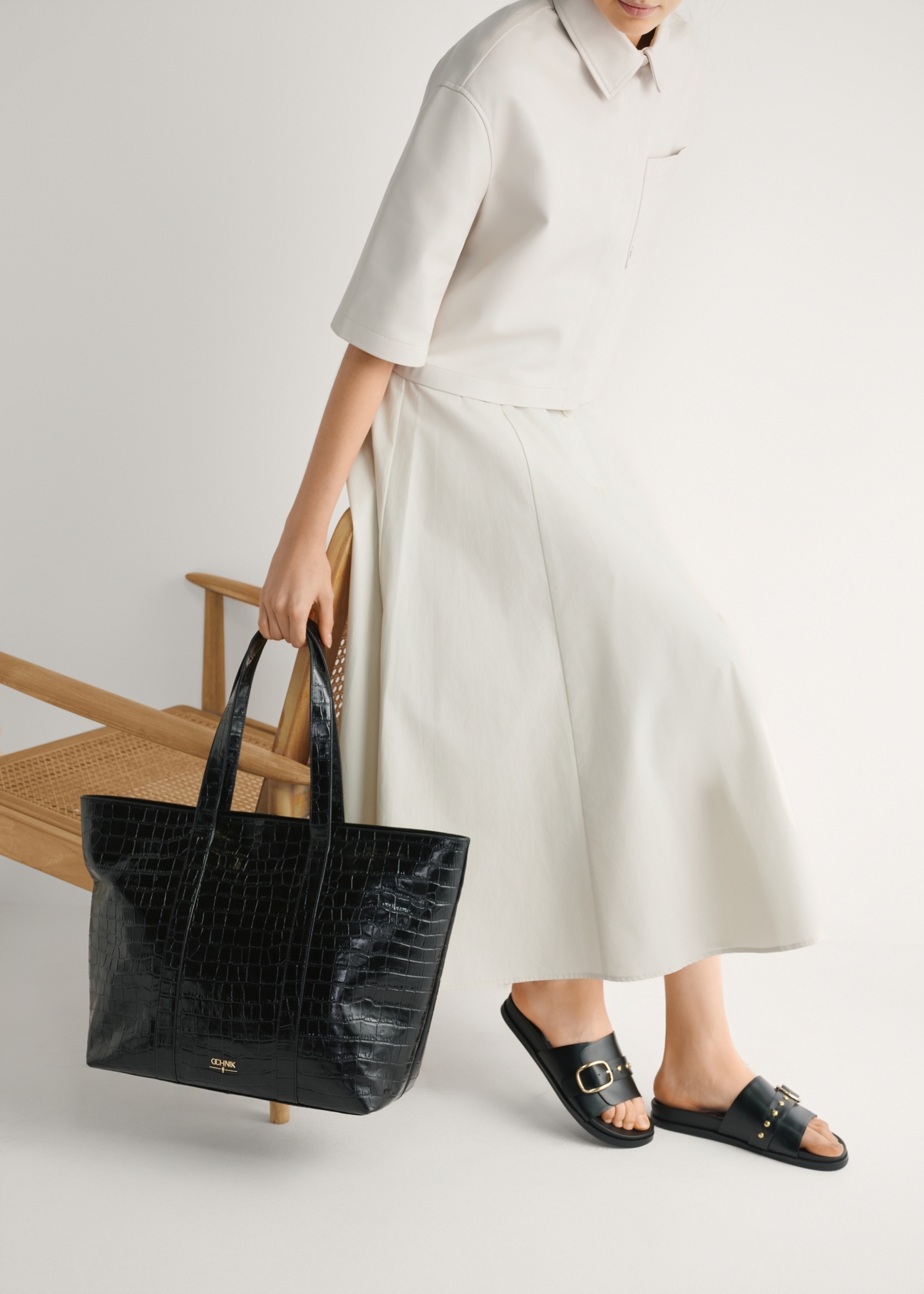 Жіночі чорні шкіряні шльопанці BUTYD-1269-99(W26), вигляд виробу збоку на ногах моделі.