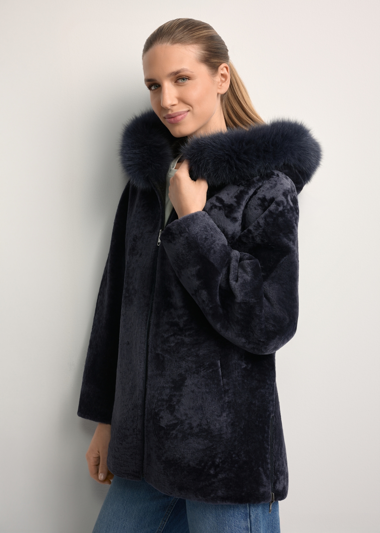 Жіноча двостороння шкіряна дублянка KOZDS-0094-1397(Z25), вигляд виробу спереду на моделі. Видно половину силуету.