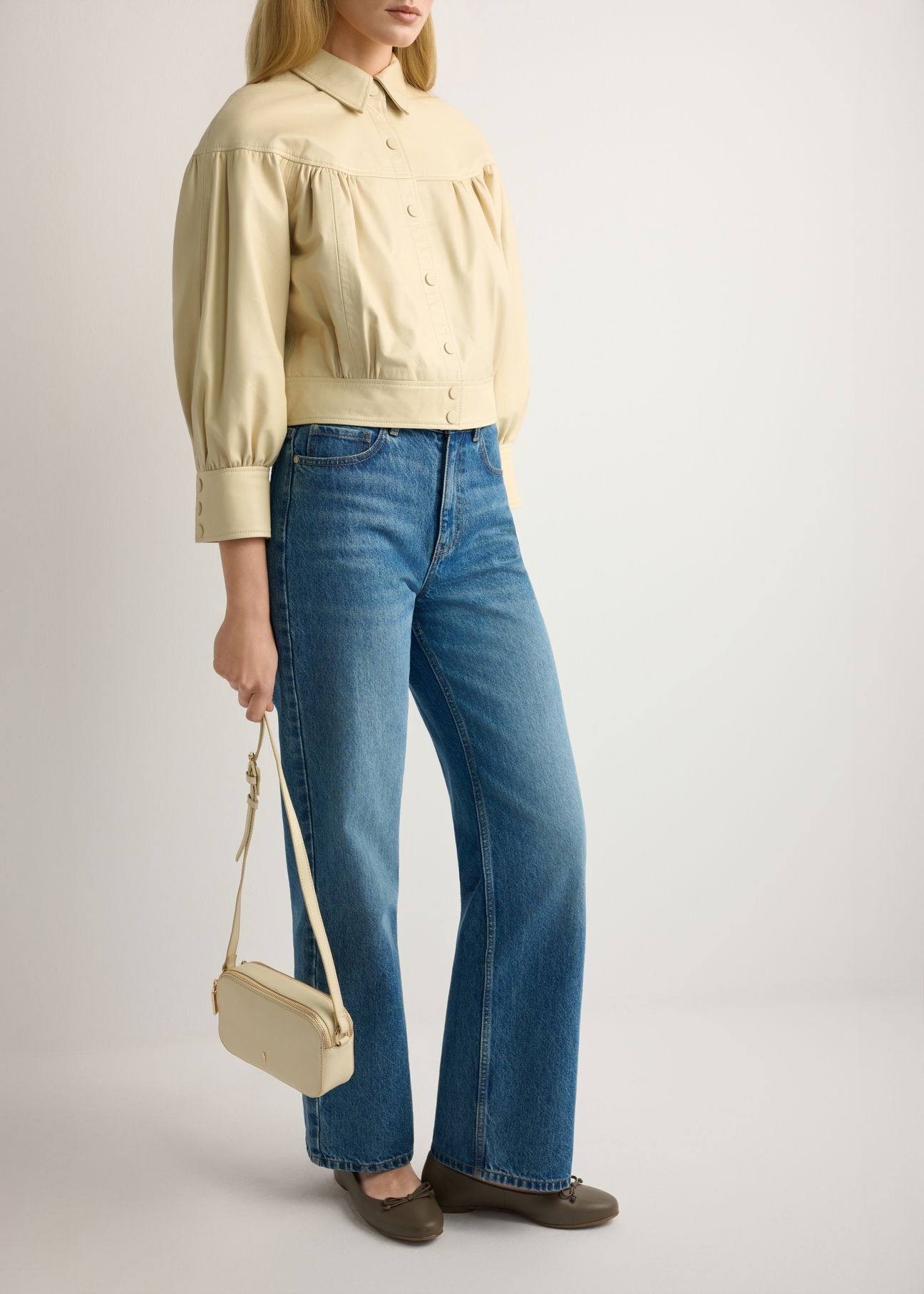 Жіночі шкіряні балерини холодного бежевого кольору BUTYD-1248-1K(W26), вигляд виробу на ногах моделі.