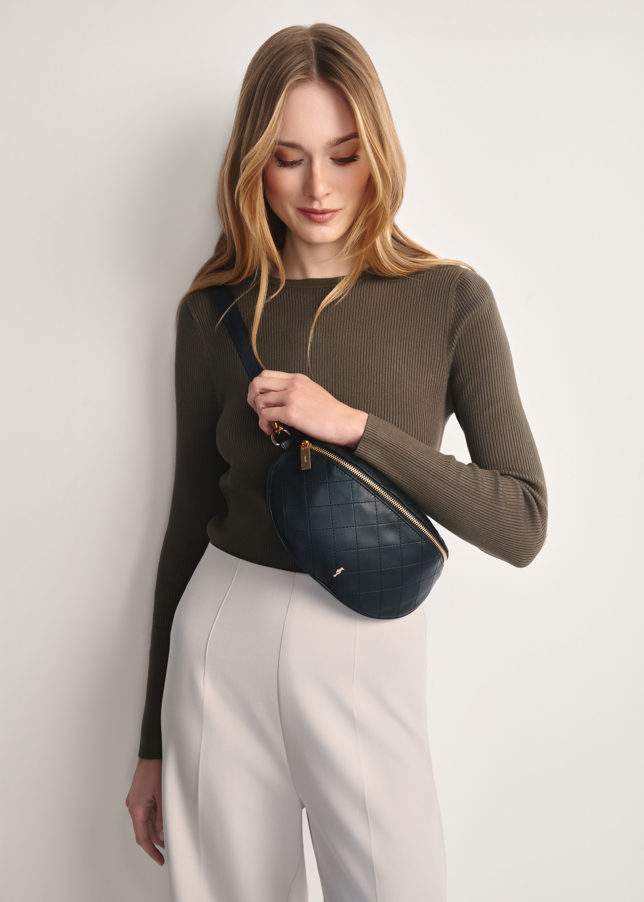 Жіноча сумка-нирка чорна TOREC-0878-99(W26)