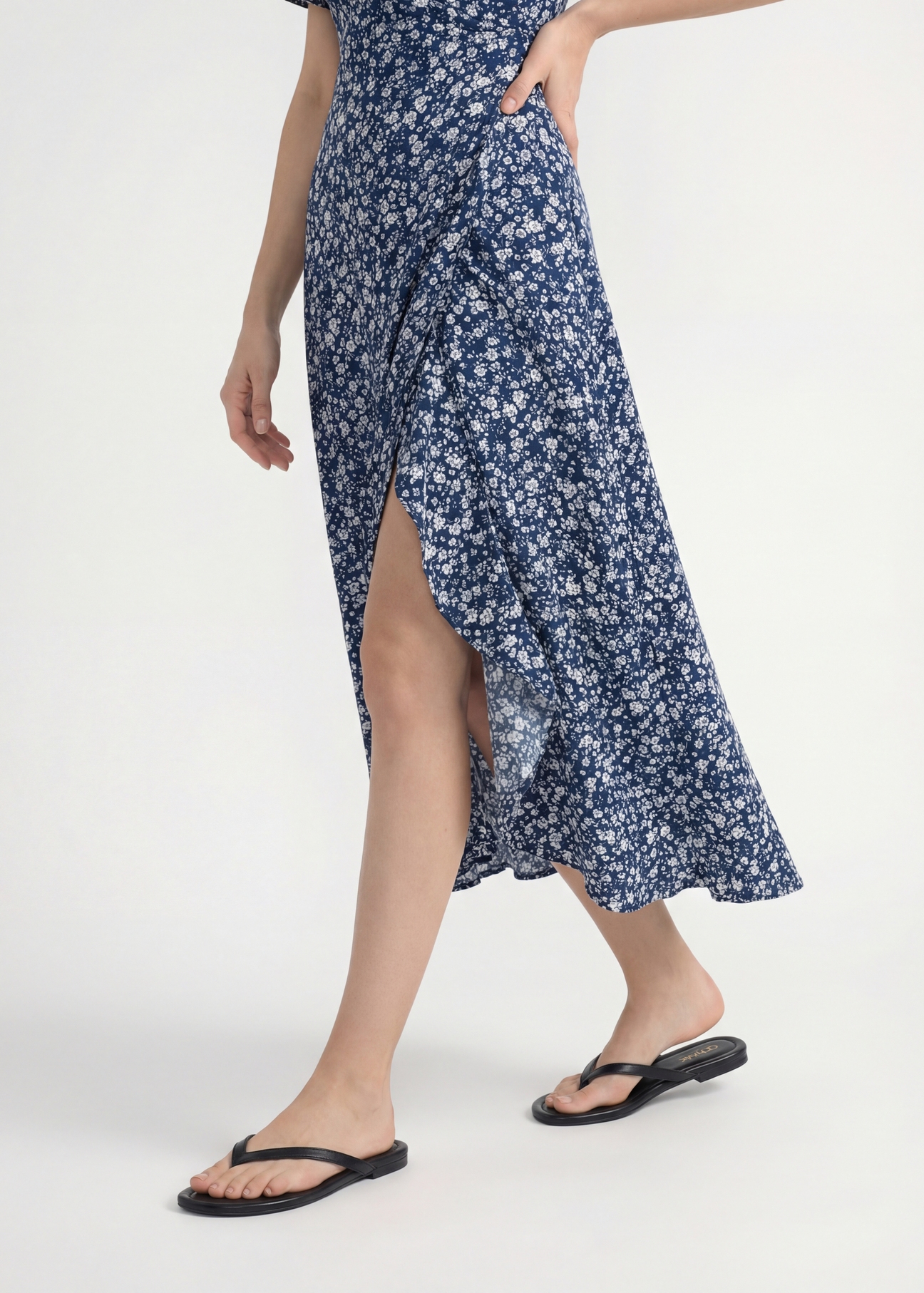 Жіночі чорні шкіряні шльопанці BUTYD-1271-99(W26), вигляд виробу збоку на ногах моделі.