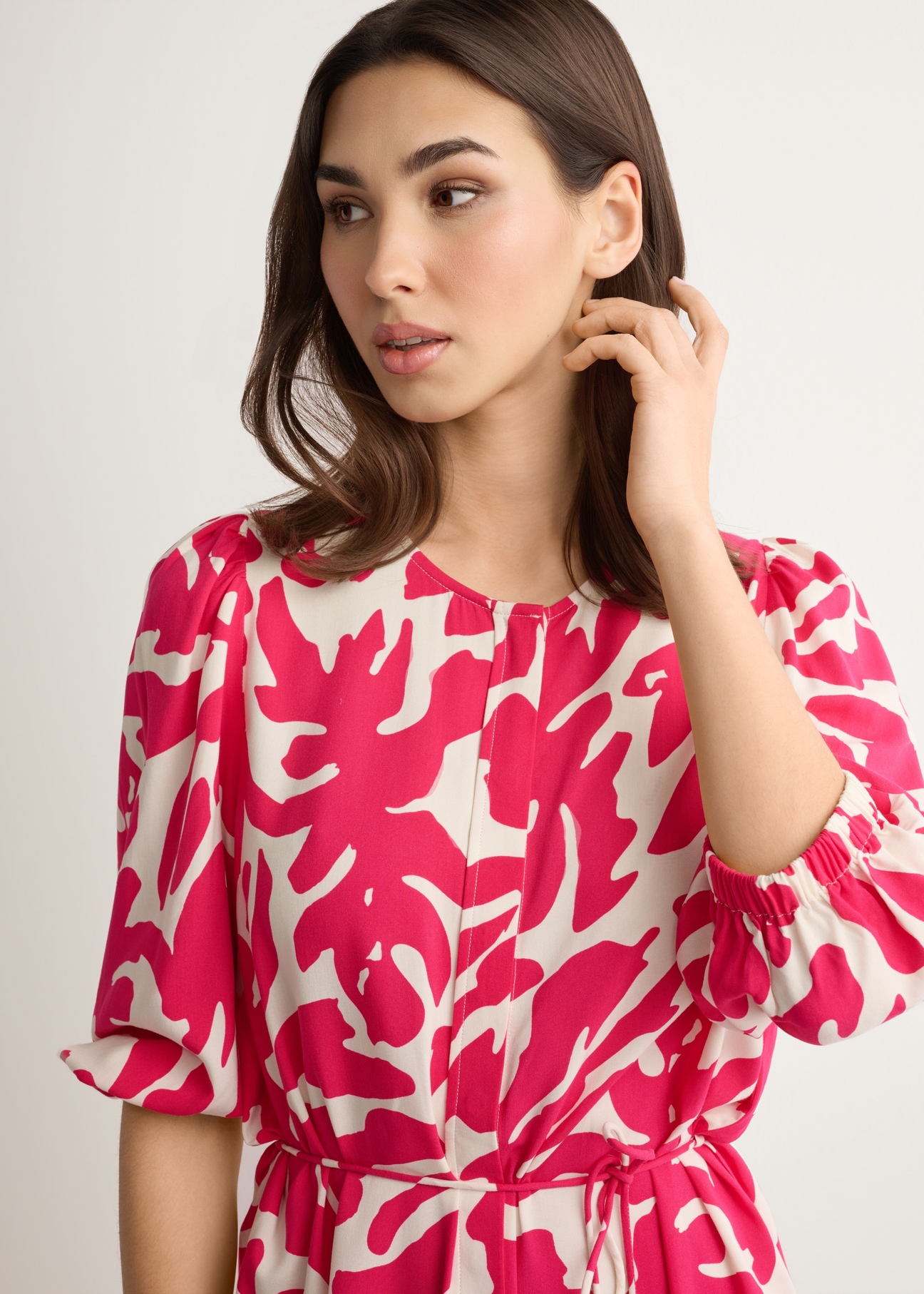 Рожева квіткова віскозна сукня SUKDT-0271-5P(W26), вигляд виробу спереду на моделі. Видно половину силуету.