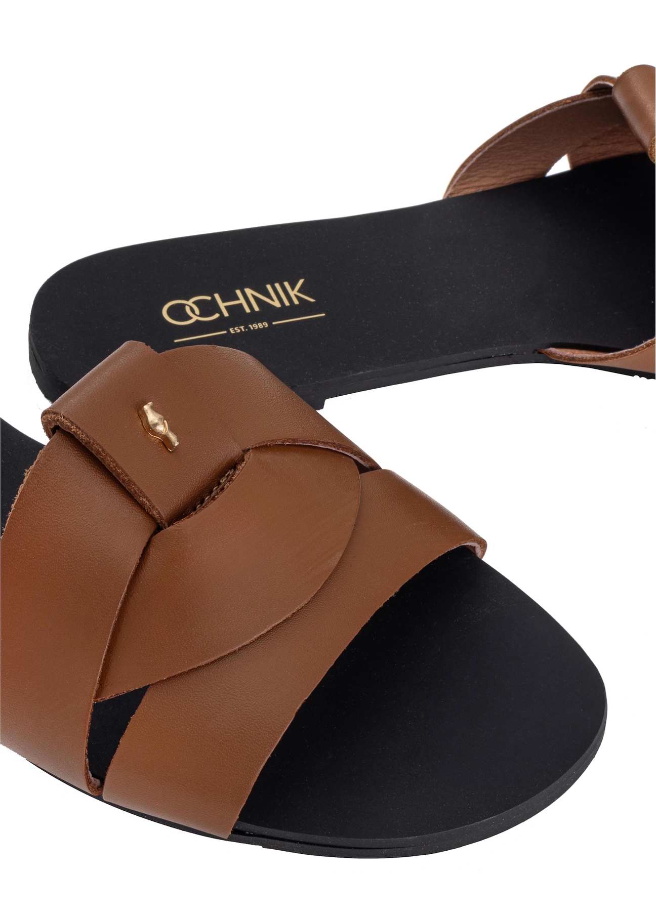 Жіночі плетені шльопанці кольору верблюжого волокна BUTYD-0903C-1D(W26), крупний план деталі виробу на білому фоні.