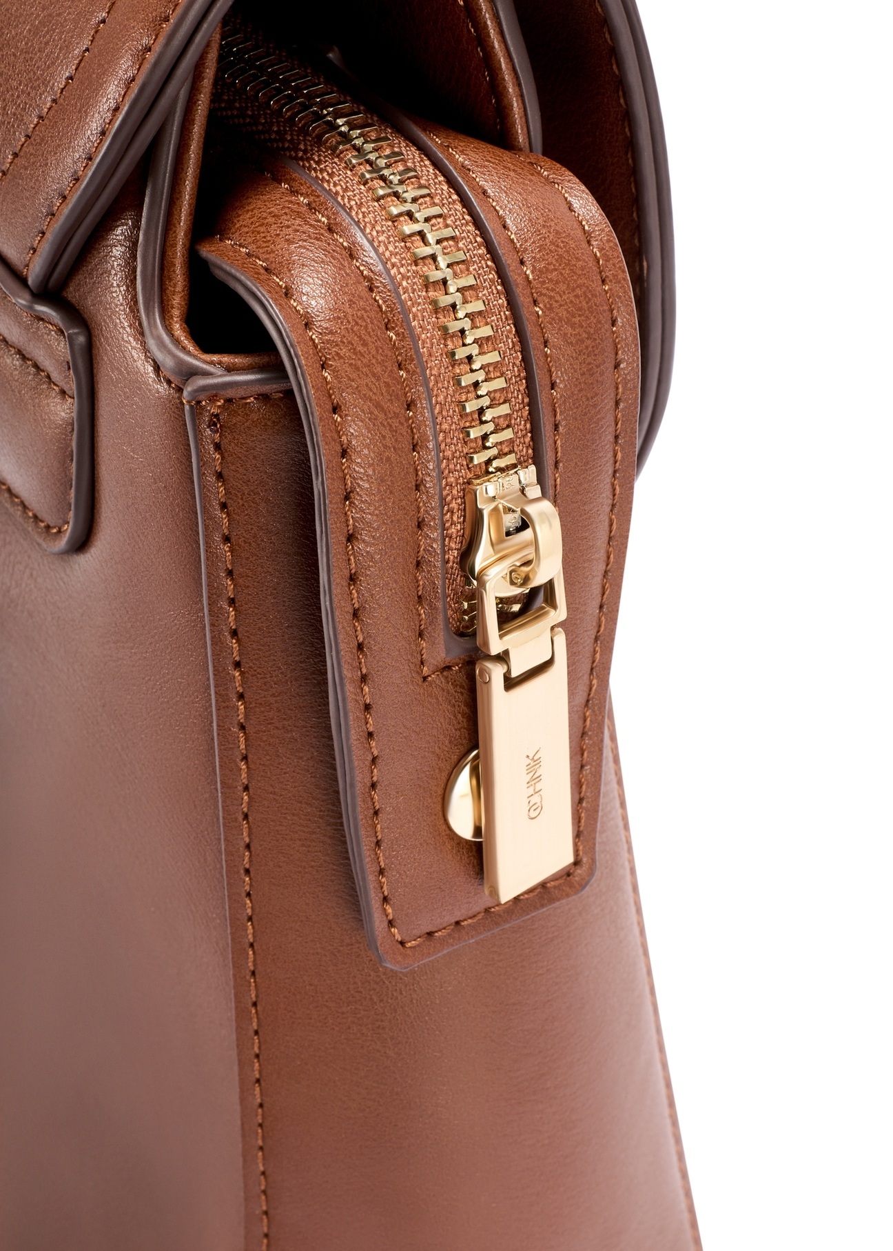 Жіночий рюкзак коньячного кольору TOREC-1198-1F(W26), крупний план деталі виробу на білому фоні.