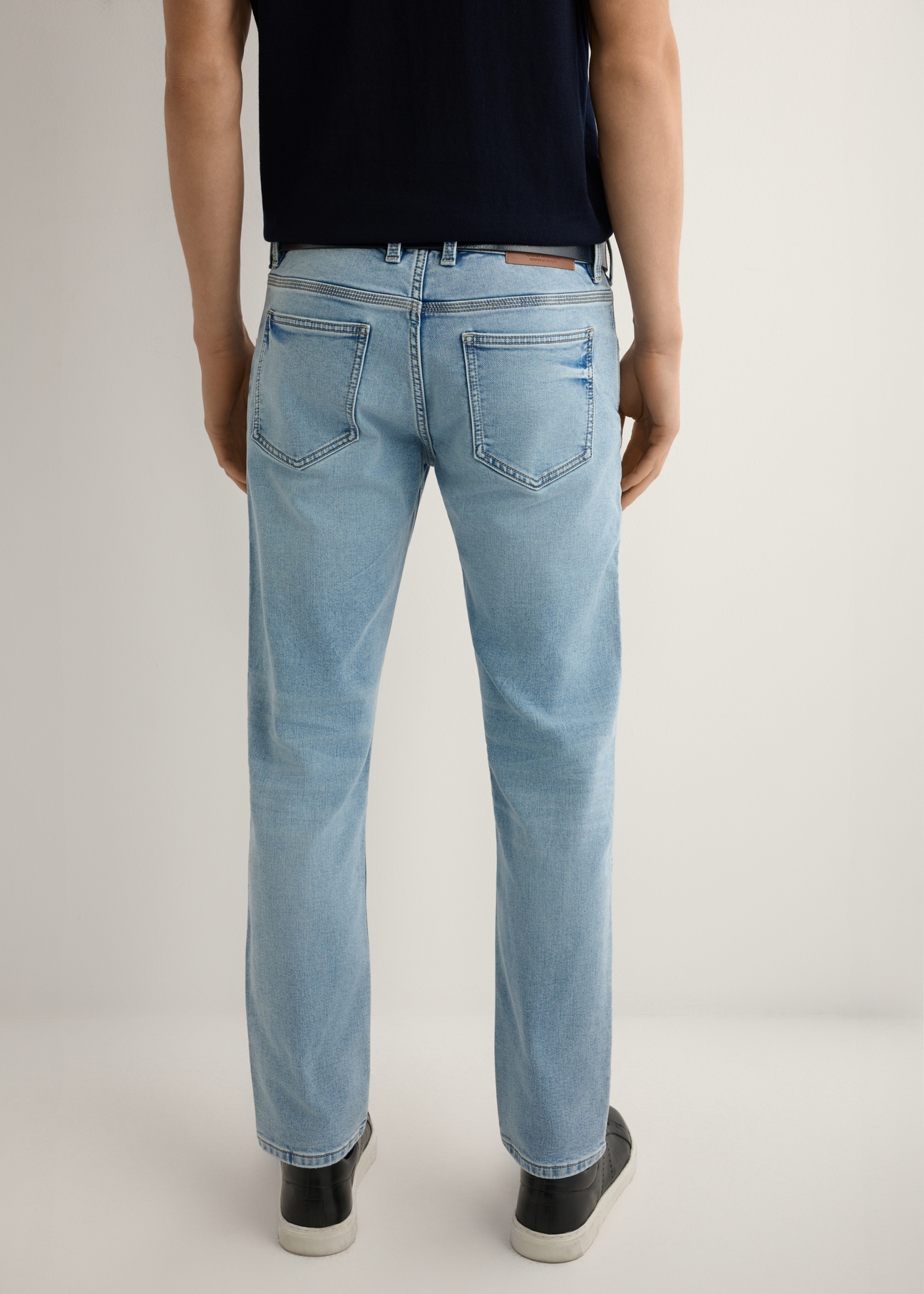 Чоловічі сині джинси JEAMT-0021-7B(W26), вигляд виробу ззаду на моделі. Видно половину силуету.