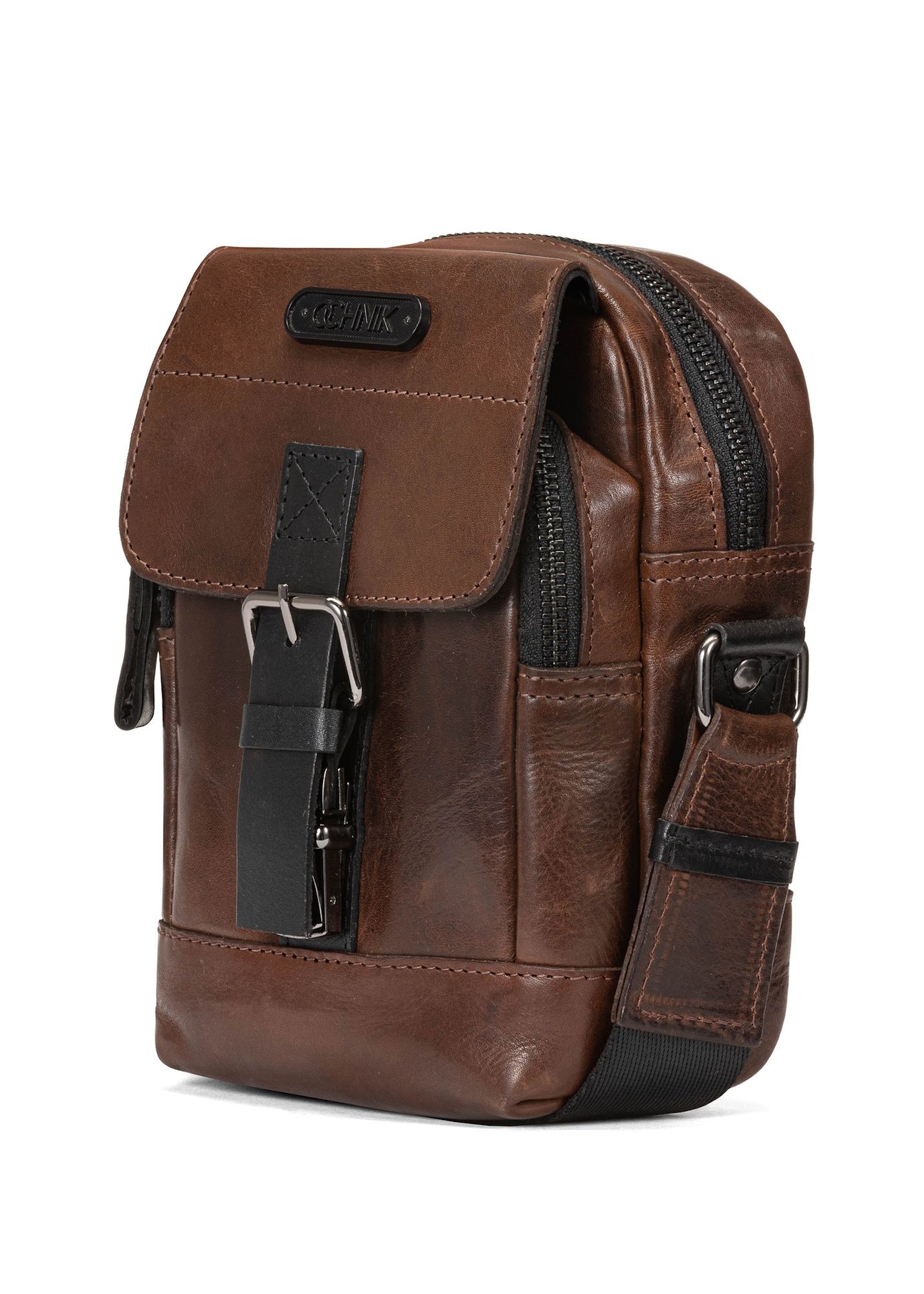 Чоловіча коричнева шкіряна сумка з клапаном TORMS-0105-1H(W26), діагональний вигляд виробу на білому тлі.