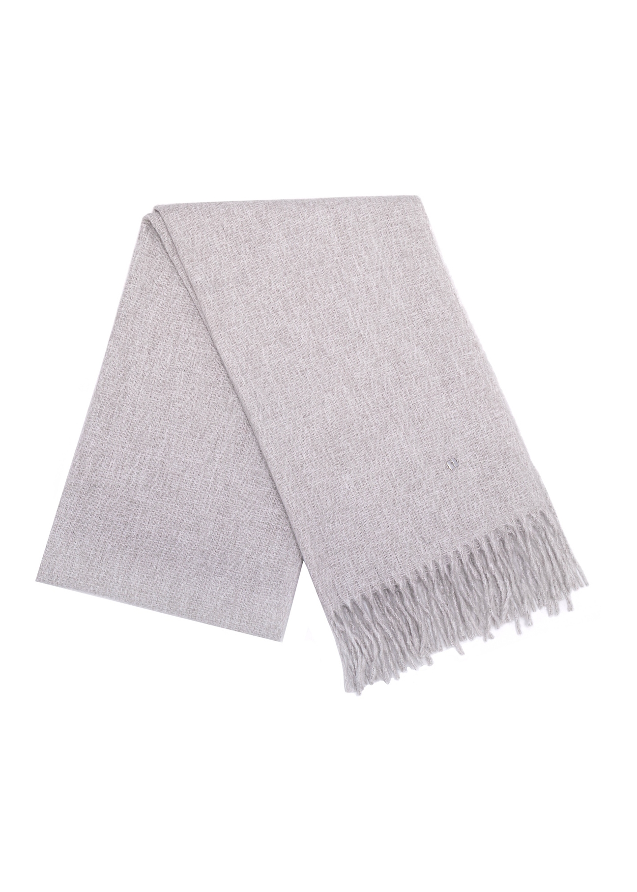 Сірий жіночий шарф з бахромою SZADT-0209-91(Z25), вигляд спереду складеного виробу на білому фоні.