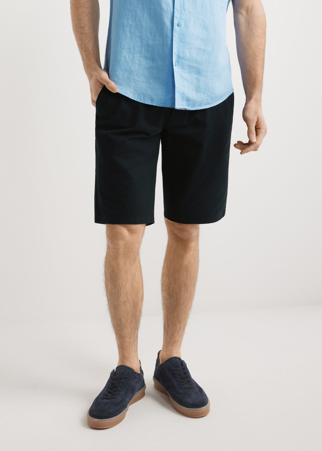 Темно-сині замшеві спортивні туфлі BUTYM-0543-7D(W26), вигляд виробу спереду на ногах моделі.