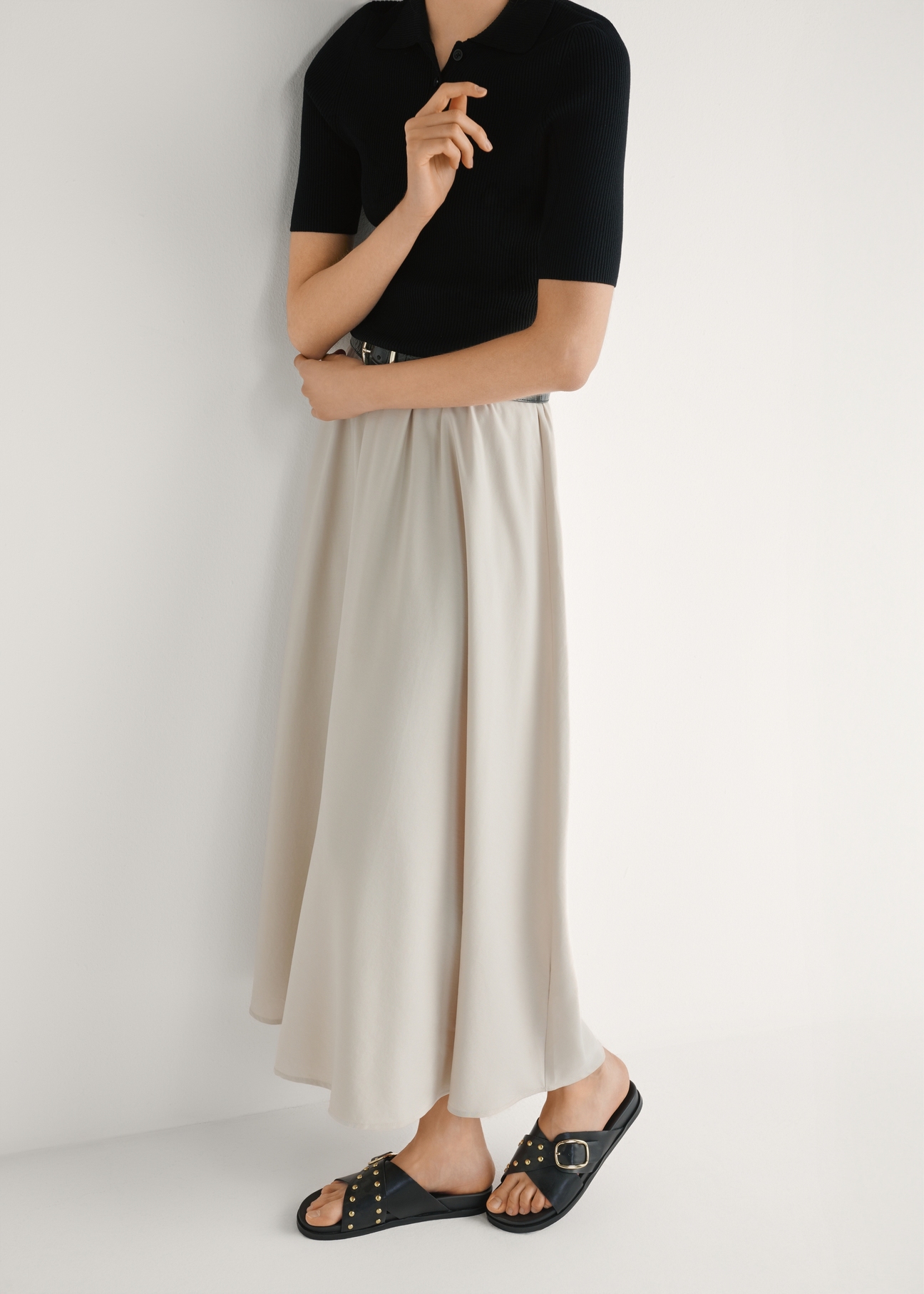 Жіночі шкіряні шльопанці чорного кольору BUTYD-1268-99(W26), вигляд виробу збоку на ногах моделі.