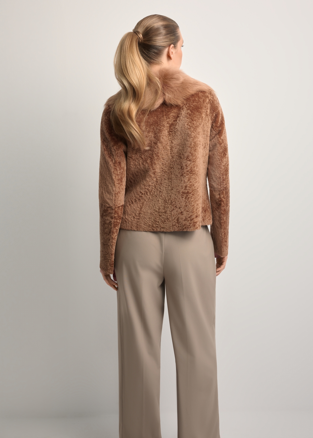 Жіноча овчина зі шкіри кольору верблюжої шкіри KOZDS-0095-3099(Z25), вигляд виробу ззаду на моделі. Видно половину силуету.