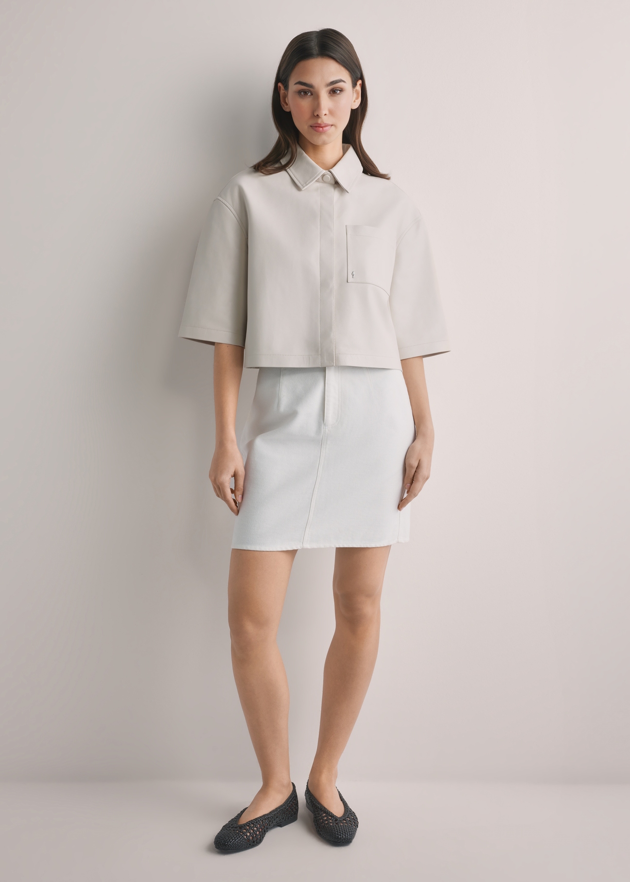 Кремова джинсова міні-спідниця SPCDT-0126-0B(W26), вигляд виробу спереду на моделі. Видно все тіло.