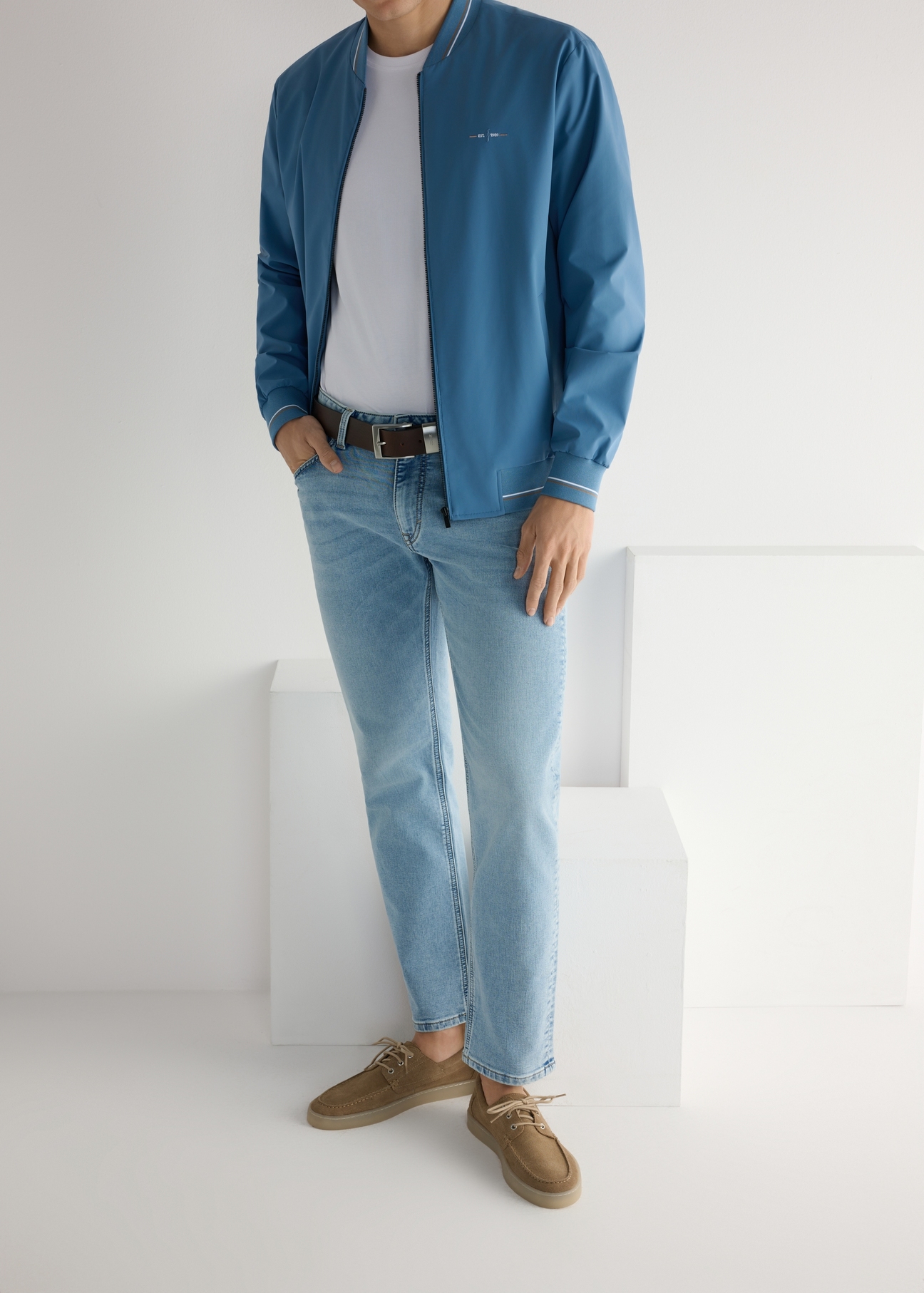 Чоловіче шкіряне взуття холодного бежевого кольору BUTYM-0533-1K(W26), вигляд виробу на ногах моделі, на світлому фоні.