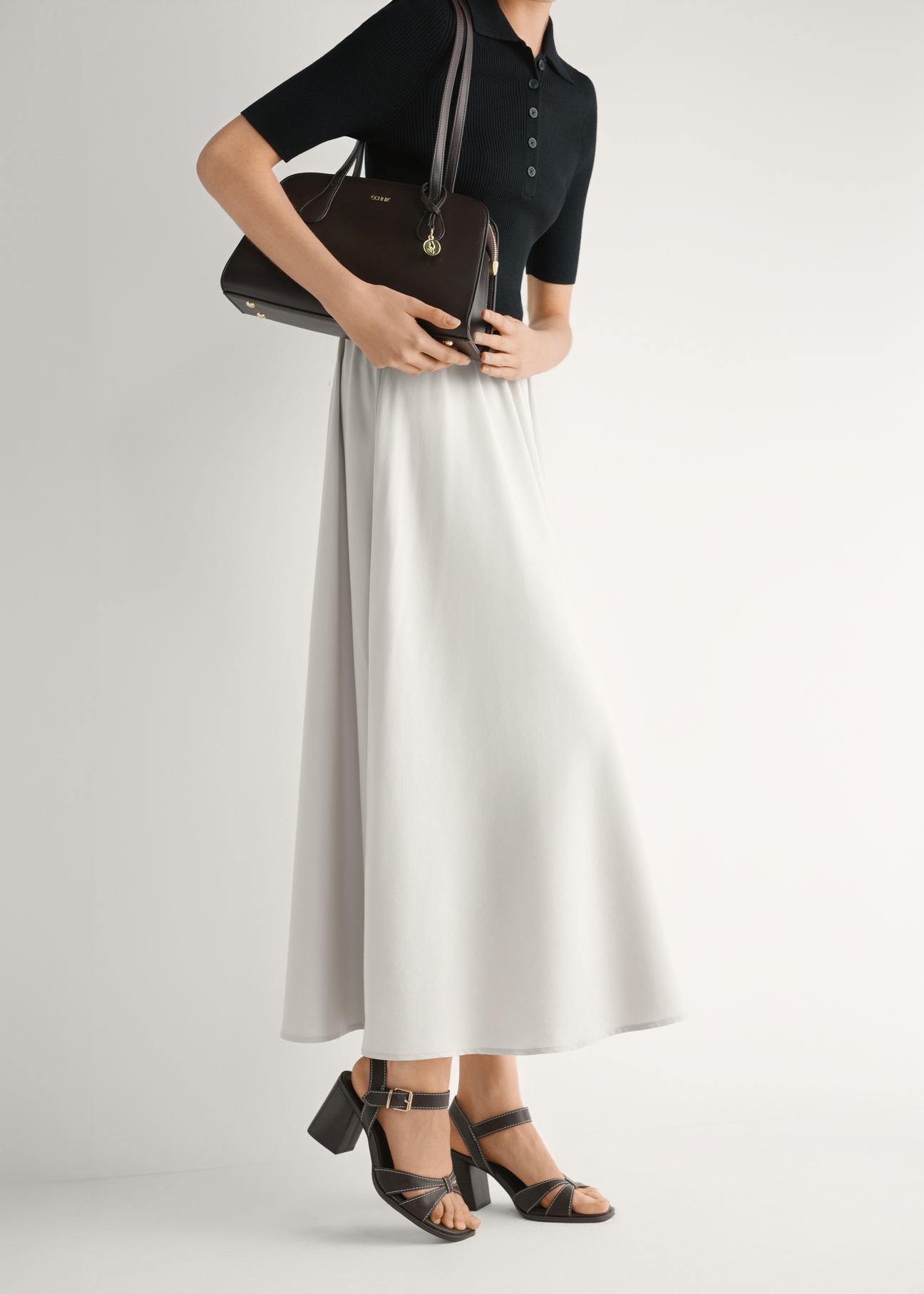 Темно-коричневі шкіряні босоніжки на блочному каблуці BUTYD-1232-1I(W26), вигляд виробу збоку на ногах моделі.