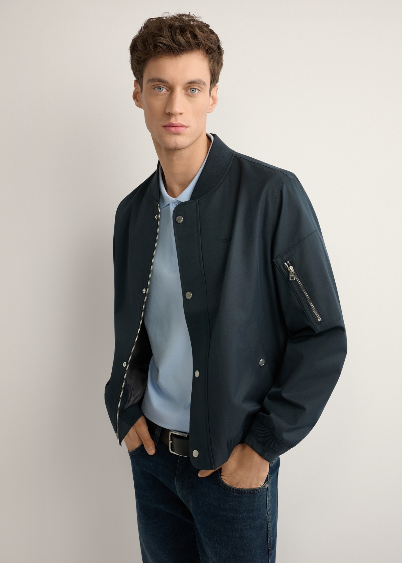 Чоловіча темно-синя перехідна куртка KURMT-0403-7D(W26), вигляд виробу збоку на моделі. Видно половину силуету.