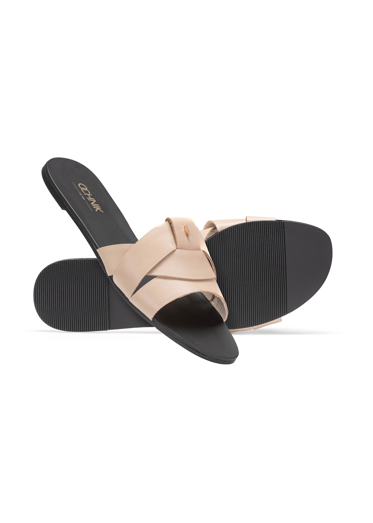 Бежеві жіночі шльопанці з тасьмою BUTYD-0903C-1B(W26), діагональний вигляд виробу на білому фоні.