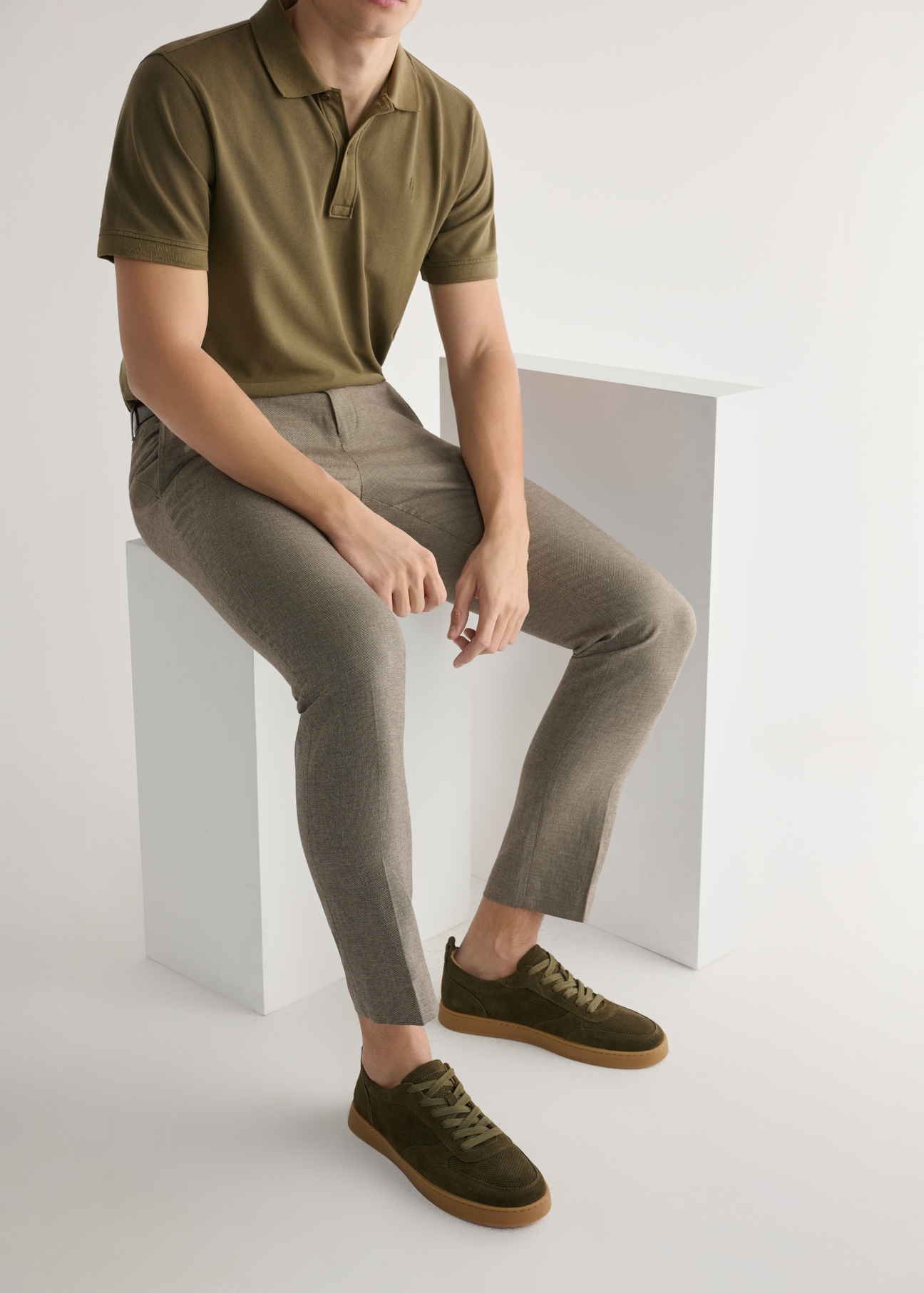 Шкіряне спортивне взуття кольору хакі BUTYM-0528-8D(W26), вигляд виробу збоку на ногах моделі, на світлому фоні.