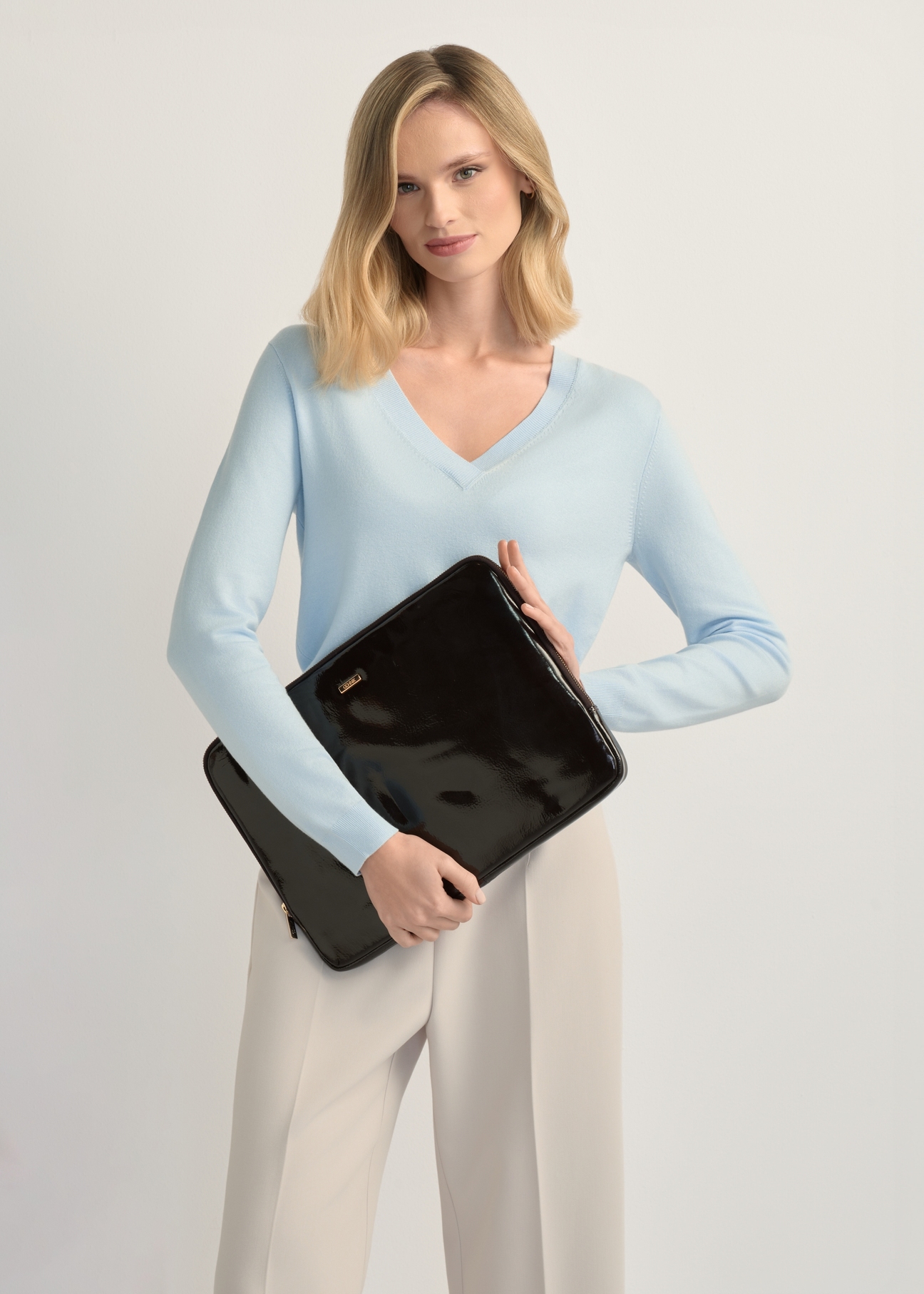 Ciemnobrązowa skórzana aktówka damska TORES-1257-1I(W26)