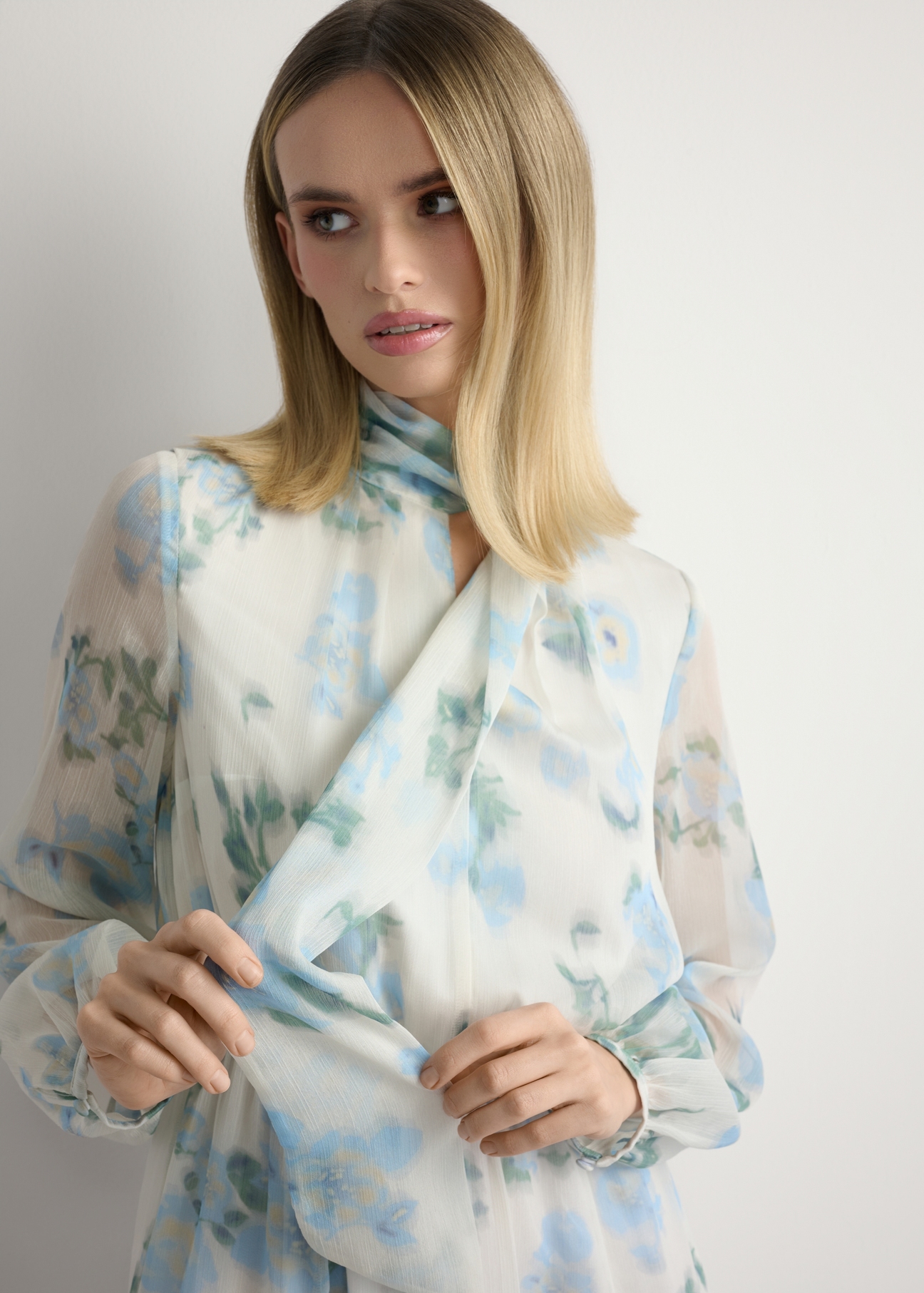 Кремова жіноча сукня з квітковим принтом SUKDT-0265-7P(W26), крупний план виробу на силуеті моделі.