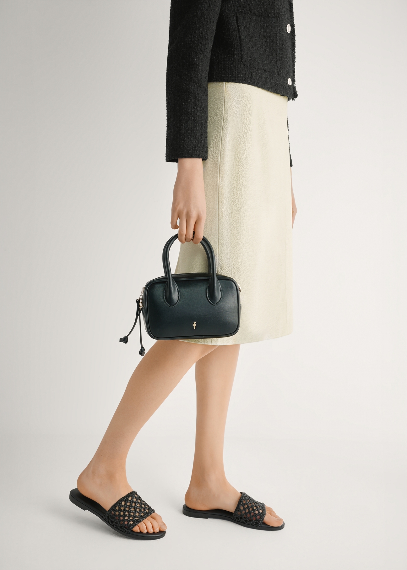 Жіночі чорні плетені шльопанці BUTYD-1253-99(W26), вигляд виробу збоку на ногах моделі.