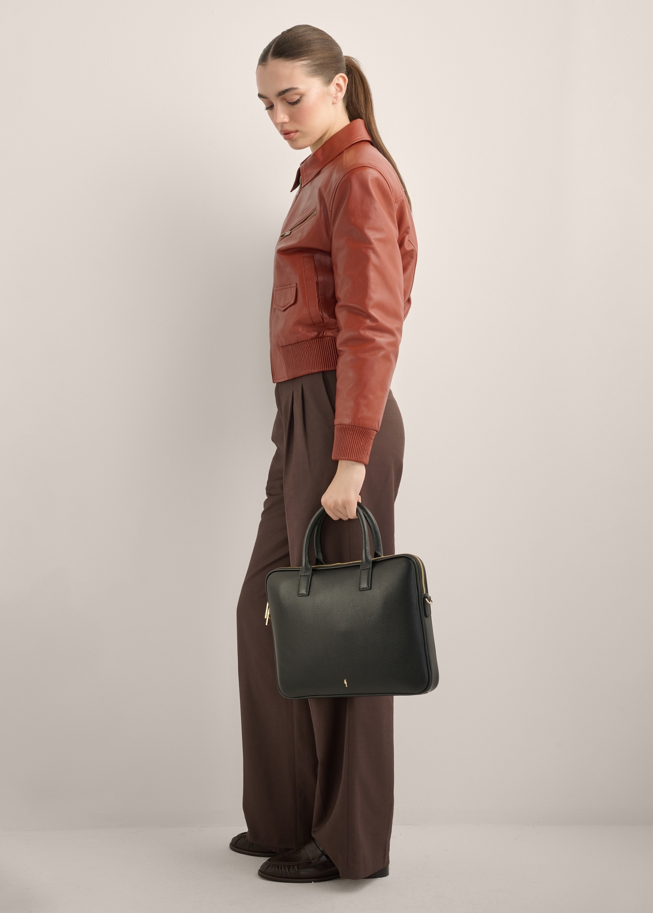 Czarna elegancka skórzana torba na laptopa TORES-1344-9I(Z26)