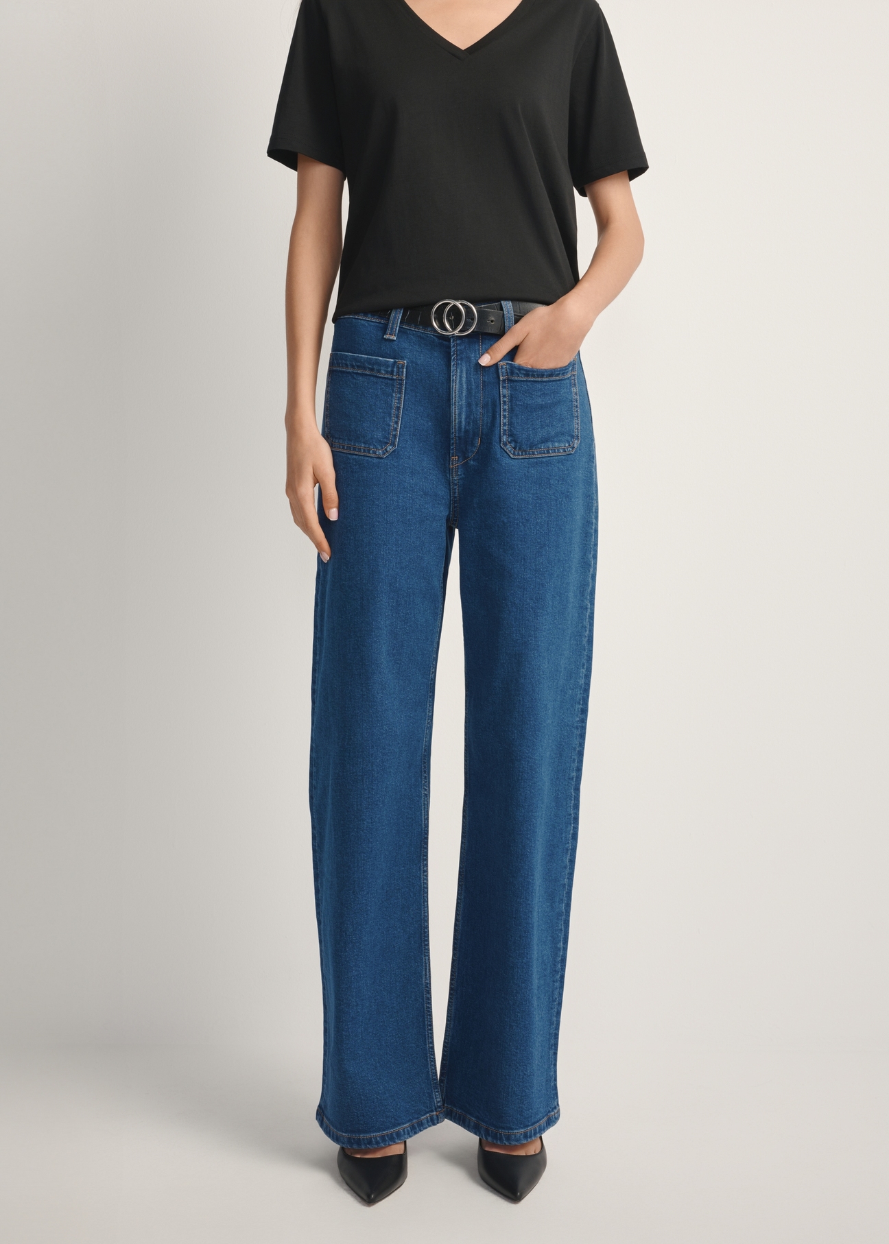 Жіночі сині джинсові штани JEADT-0014-7H(W26), вигляд виробу спереду на моделі. Видно половину силуету.