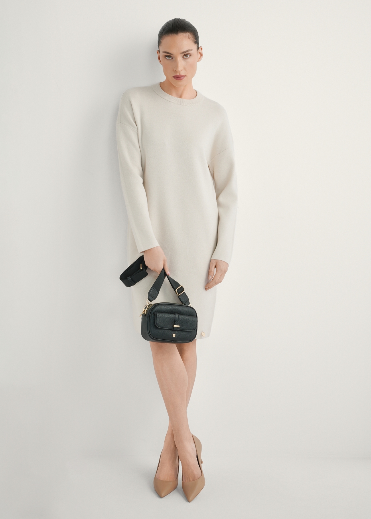 Маленька чорна жіноча сумочка TOREC-1174-99(W26), вигляд виробу в руці моделі. Видно повністю.