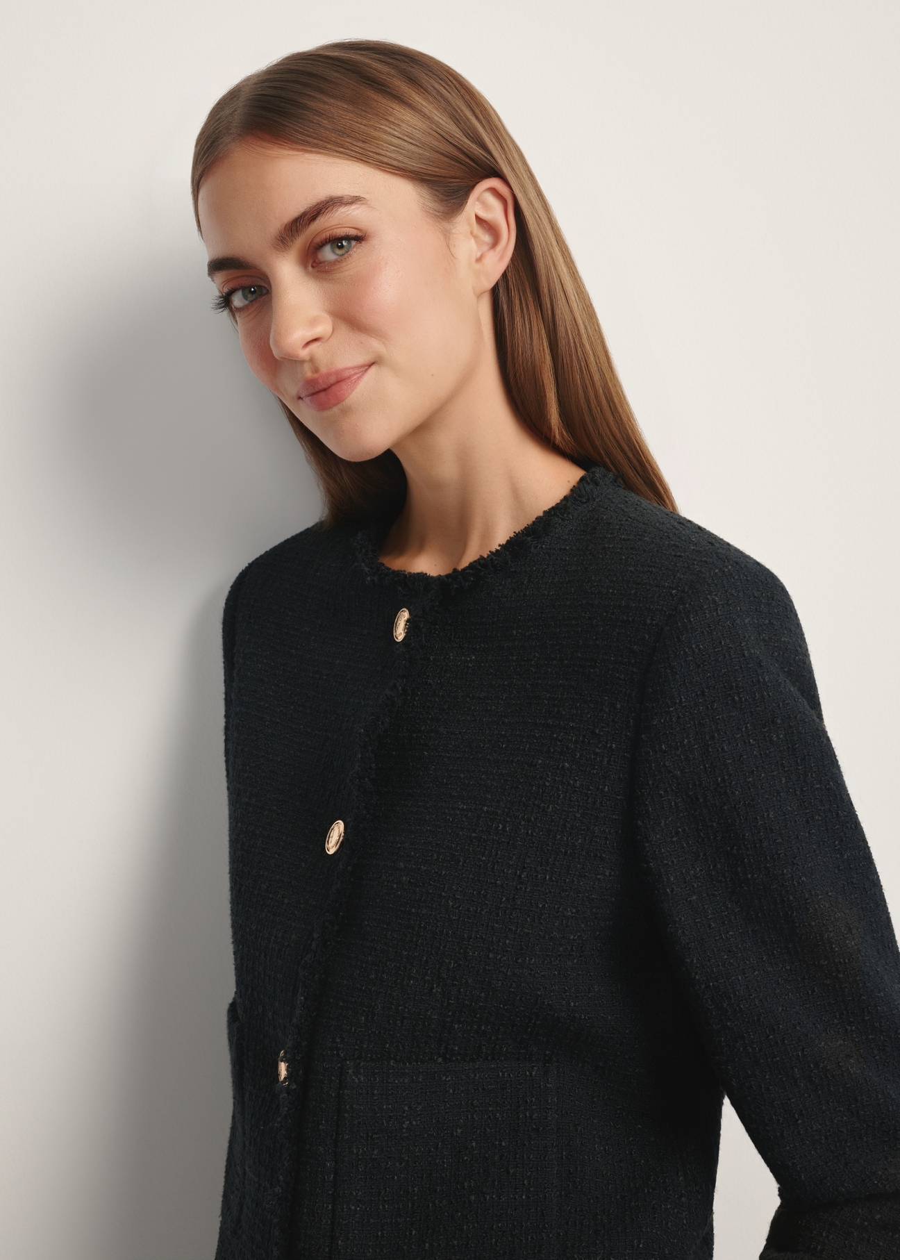 Чорна коротка жіноча куртка ZAKDT-0041-99(W26), крупний план виробу спереду на силуеті моделі.