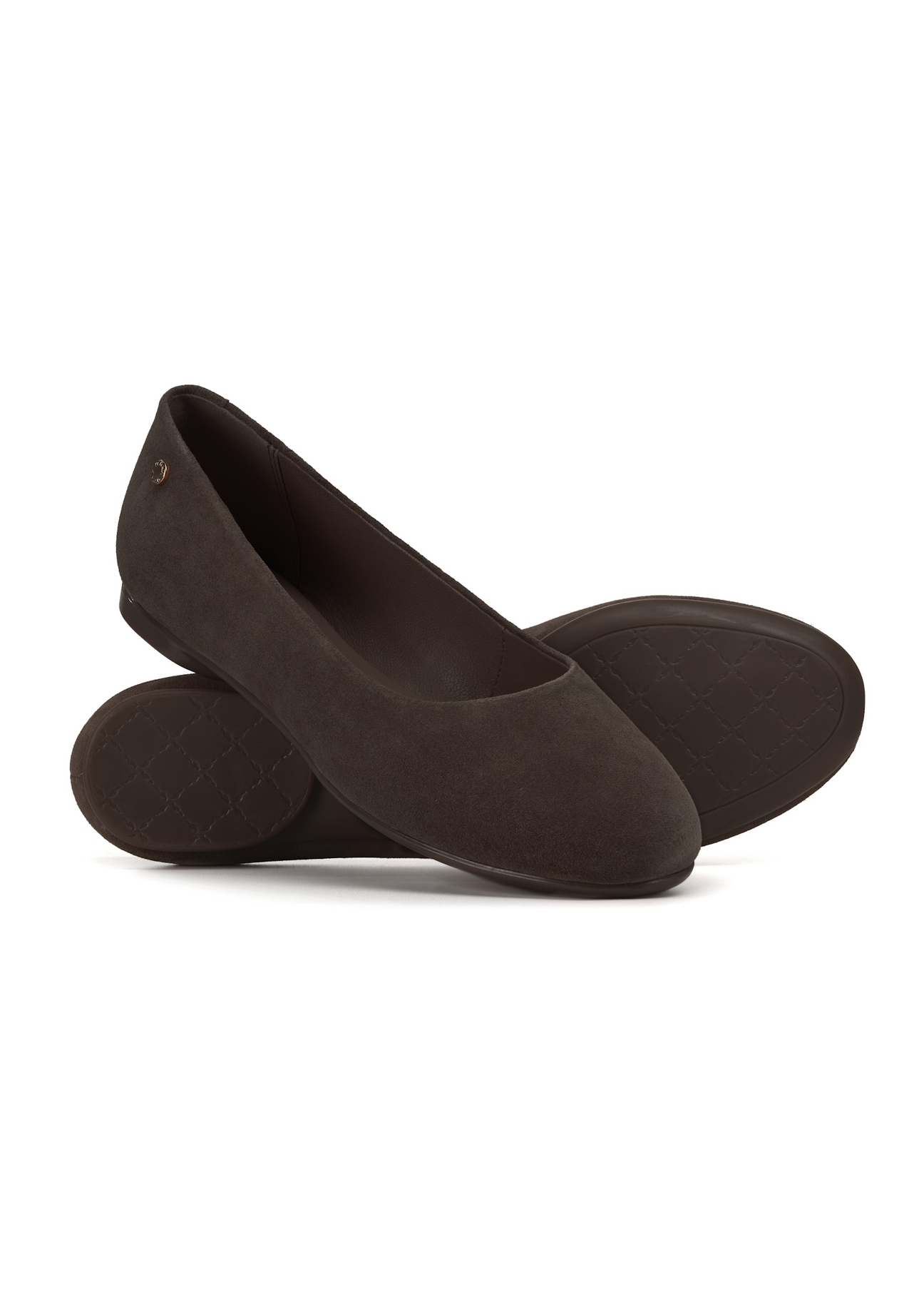 Жіночі замшеві балетки коричневого кольору BUTYD-1247-1I(W26), діагональний вигляд виробу на білому фоні.
