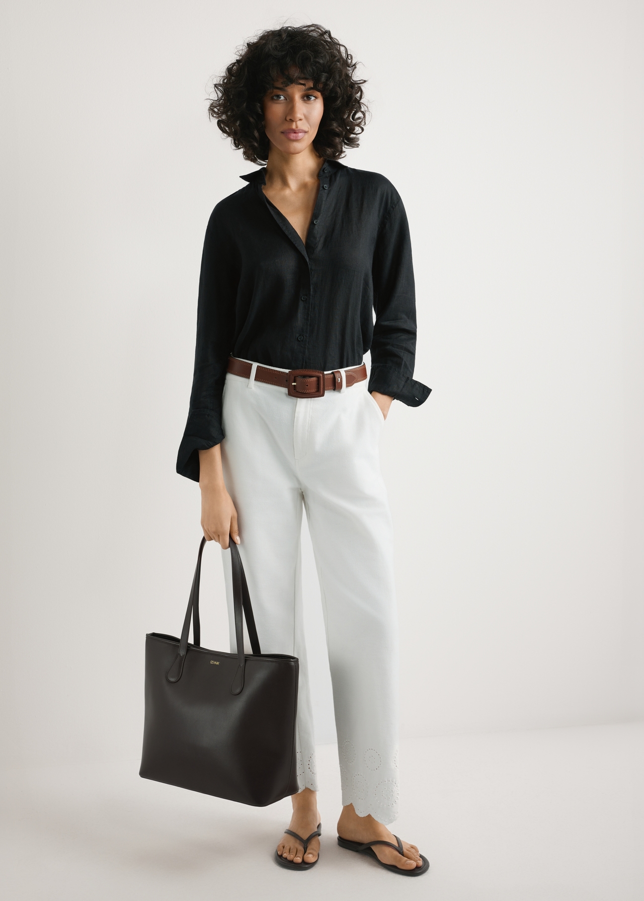 Коричнева жіноча сумка-шопер TOREC-1235-1H(W26), вигляд виробу в руках моделі. Видно повністю.