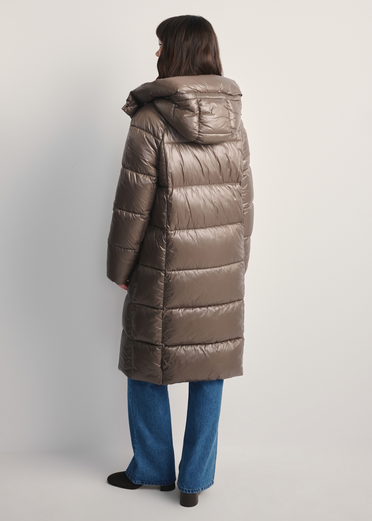 Жіноча довга стьобана куртка KURDT-0609-82(Z25), вигляд виробу ззаду на моделі. Видно все тіло.