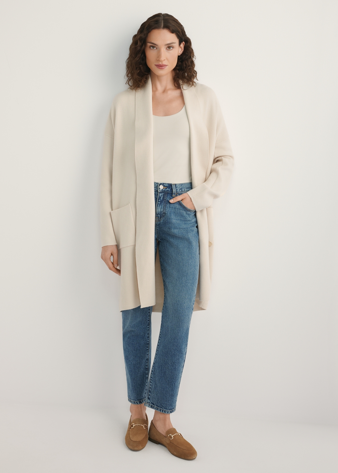 Бежевий жіночий кардиган KARDT-0041-1A(W26), вигляд виробу спереду на моделі. Видно половину силуету.