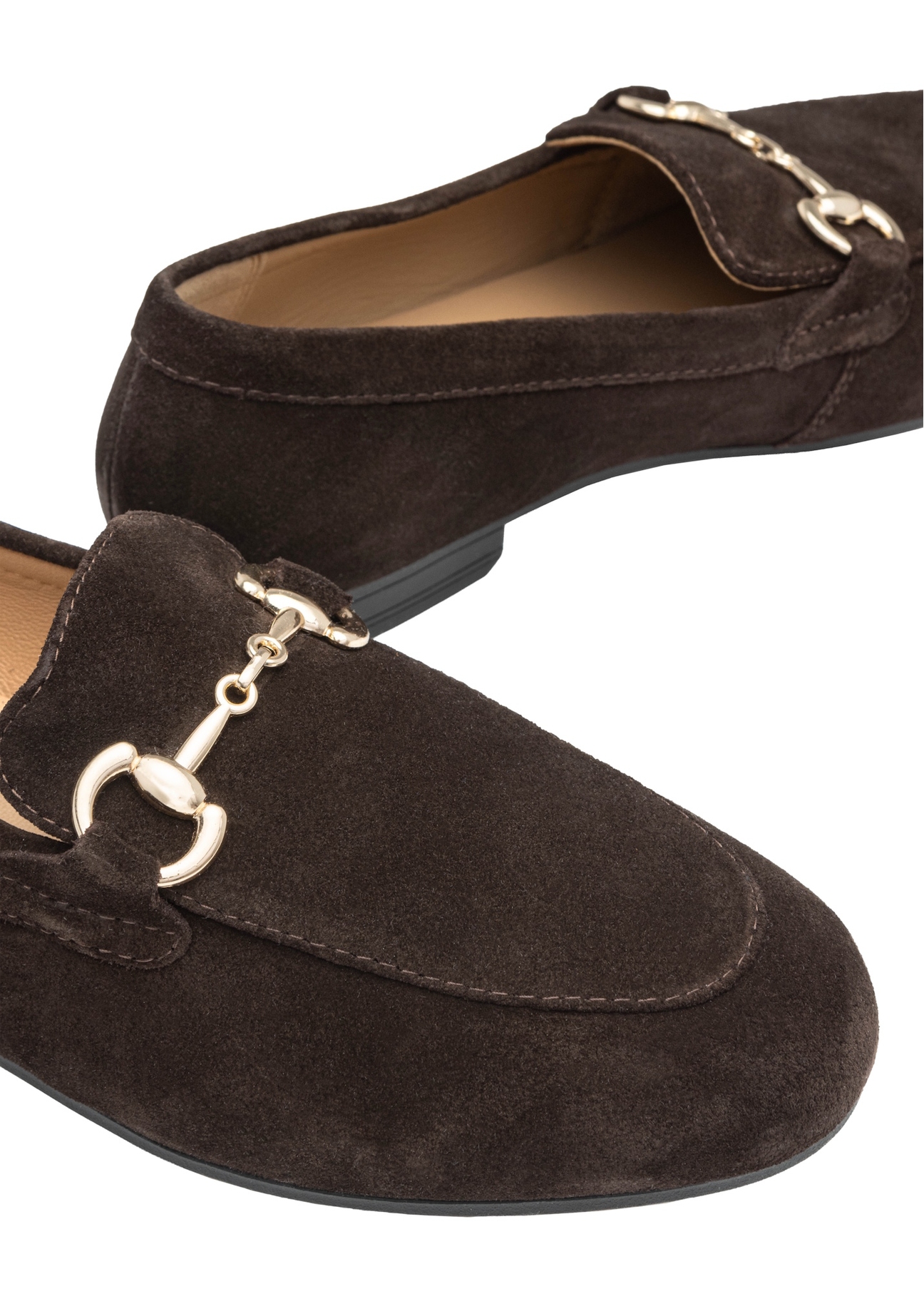 Жіночі замшеві мокасини коричневого кольору BUTYD-1257-1I(W26), крупний план деталі виробу на білому фоні.