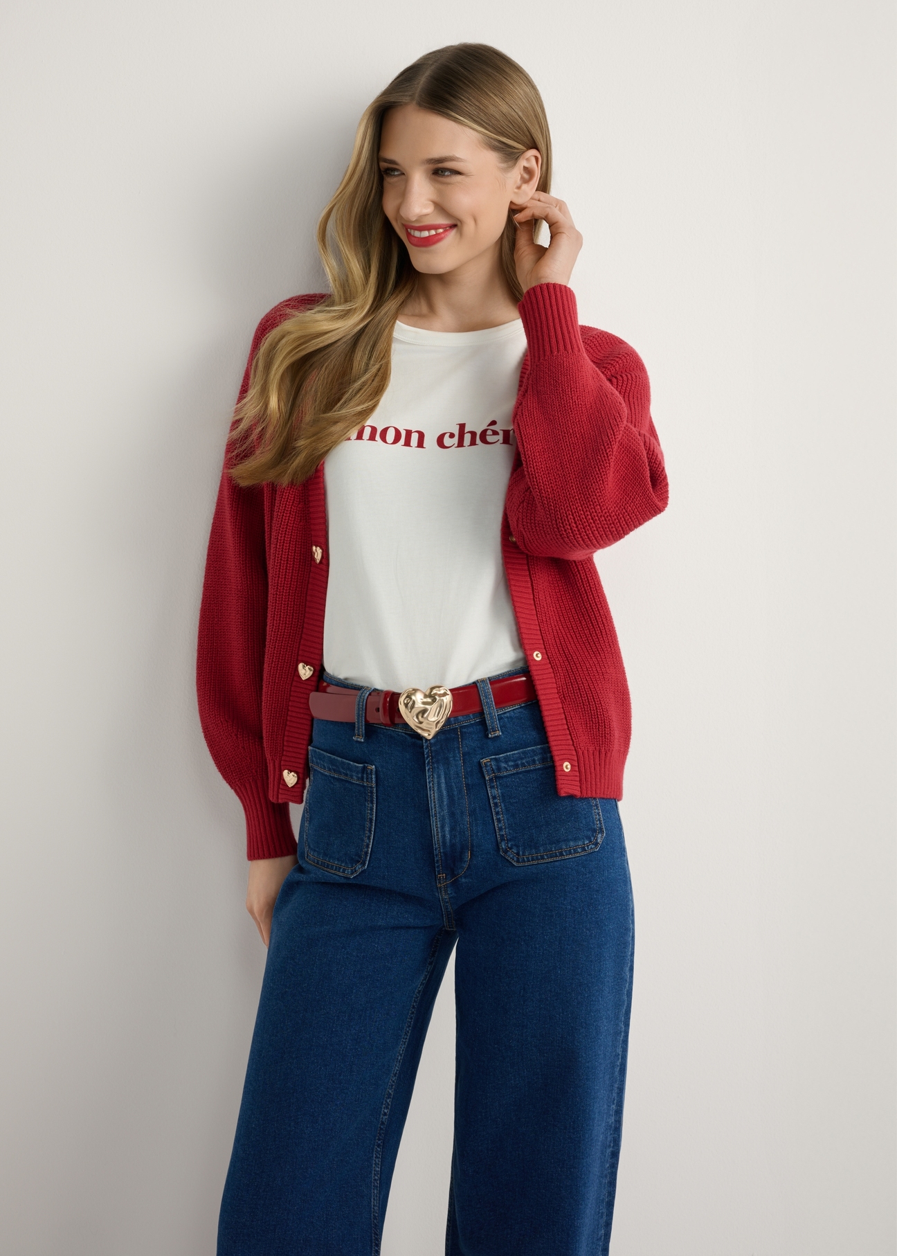 Червоний жіночий кардиган KARDT-0062-4B(W26), вигляд виробу спереду на моделі. Видно половину силуету.