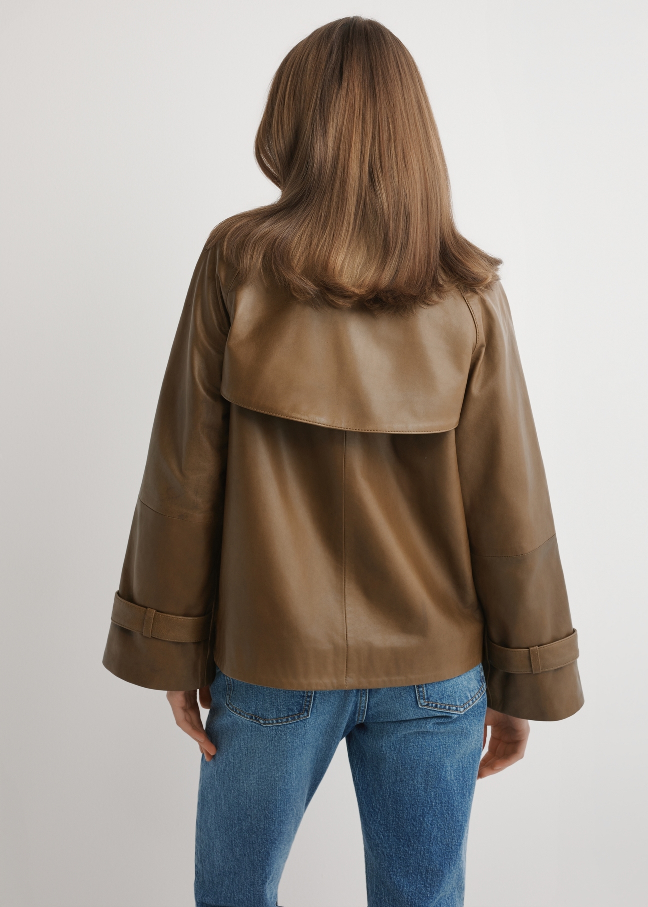 Жіноча шкіряна куртка кольору хакі KURDS-0604-8D(W26), вигляд виробу ззаду на моделі. Видно половину силуету.