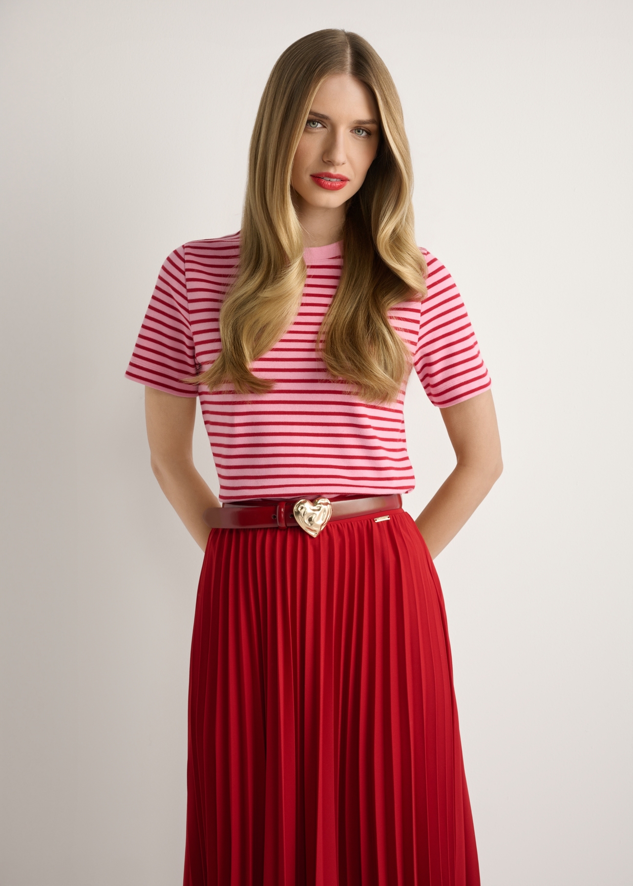 Жіноча рожева футболка в смужку TSHDT-0150-5P(W26), вигляд виробу спереду на моделі. Видно половину силуету.