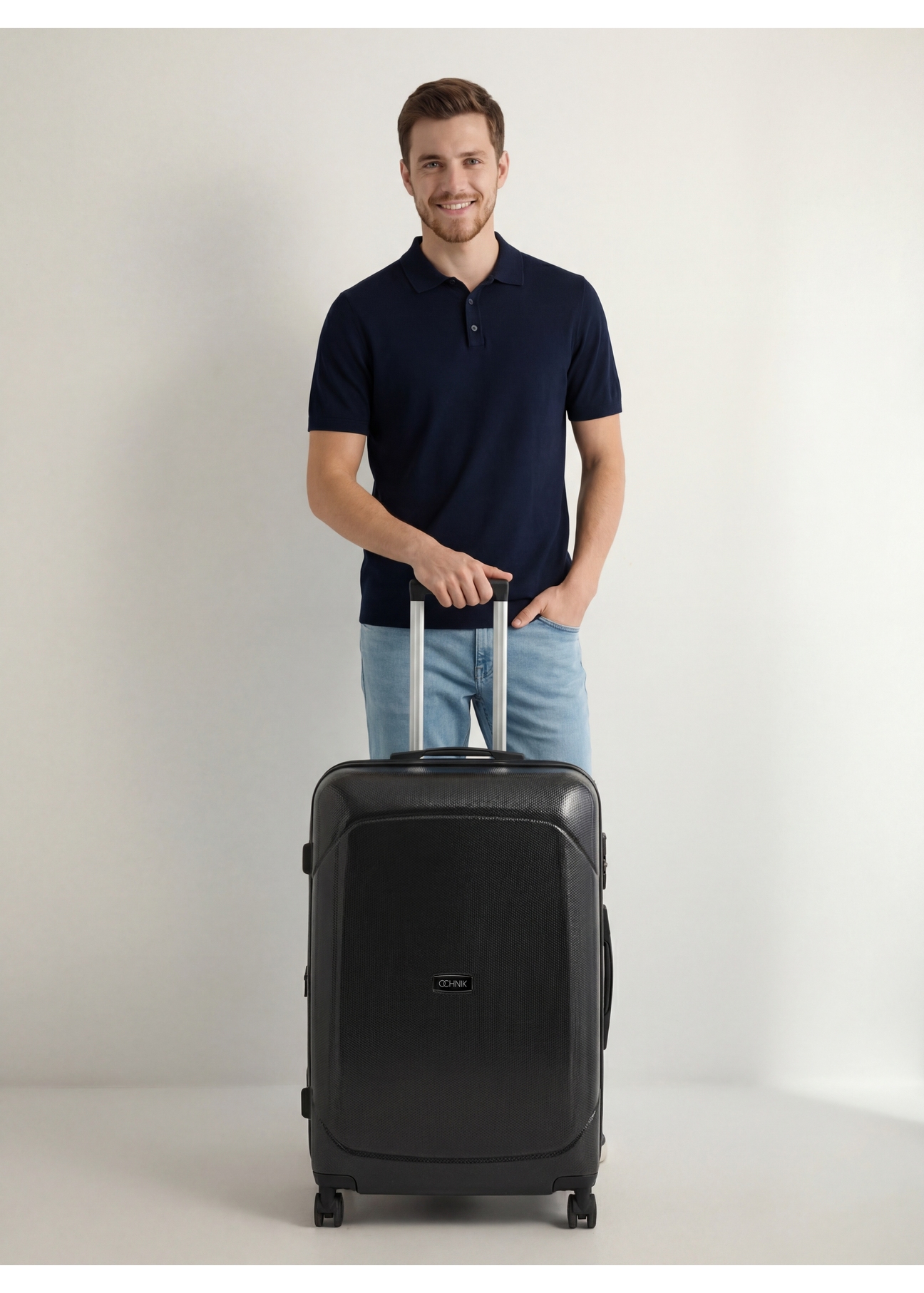 Велика валіза на колесах WALPC-0014-99-28(W26), вигляд виробу спереду поруч із силуетом моделі.