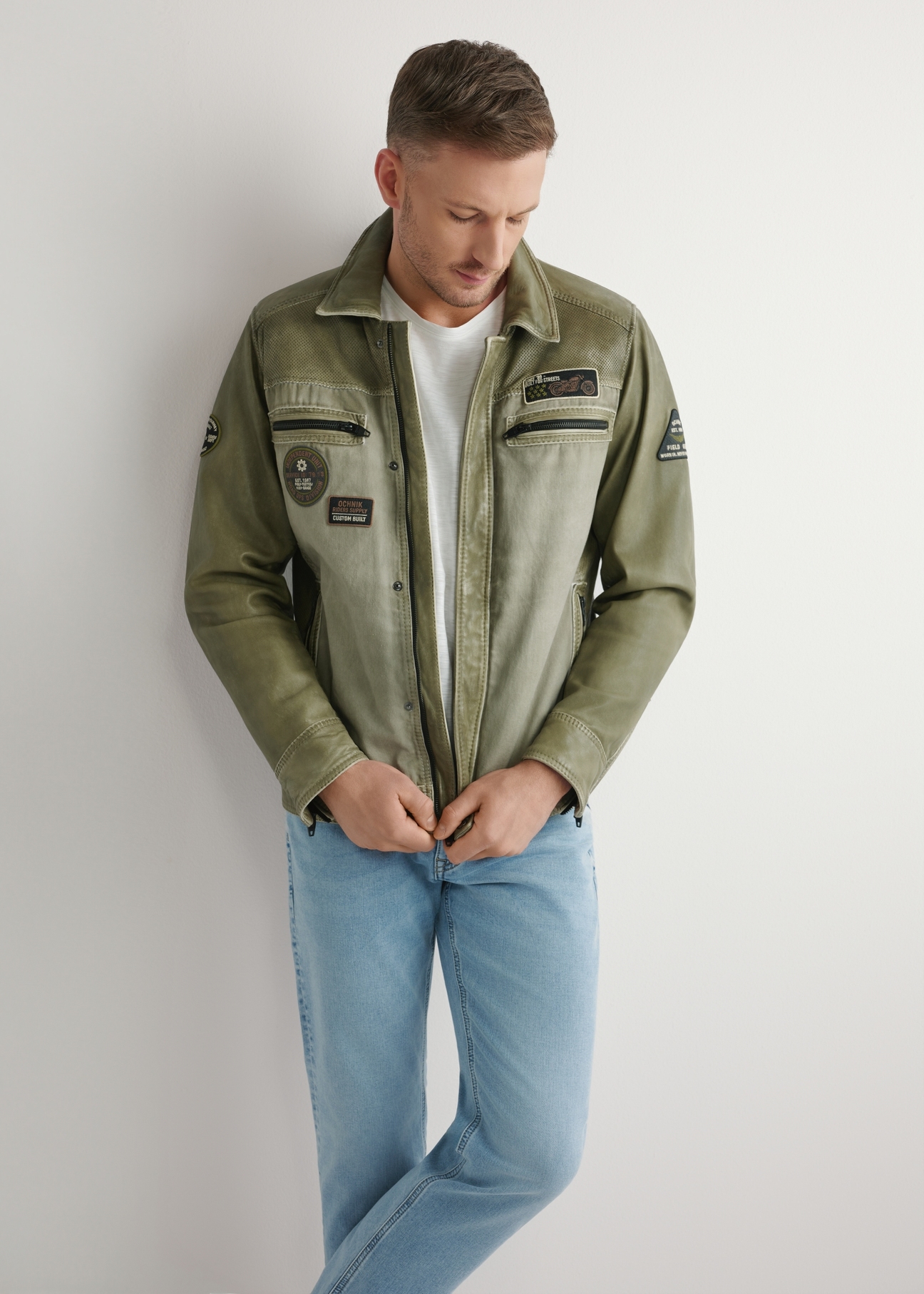 Чоловіча перехідна куртка кольору хакі KURMS-0405-8F(W26), вигляд силуету моделі спереду. Видно половину силуету.