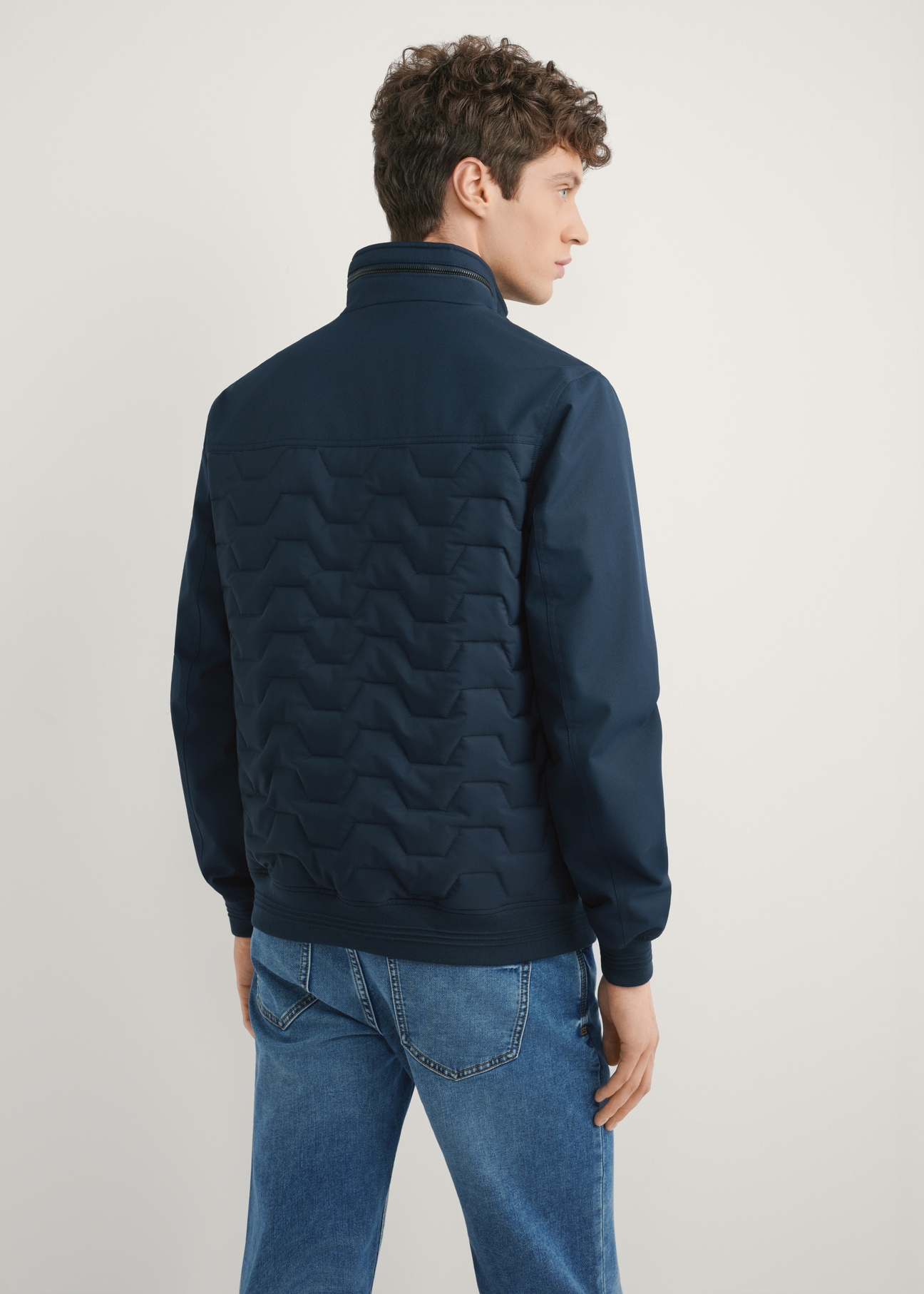 Чоловіча темно-синя перехідна куртка KURMT-0414-7D(W26), вигляд виробу зі спини на моделі. Видно половину силуету.