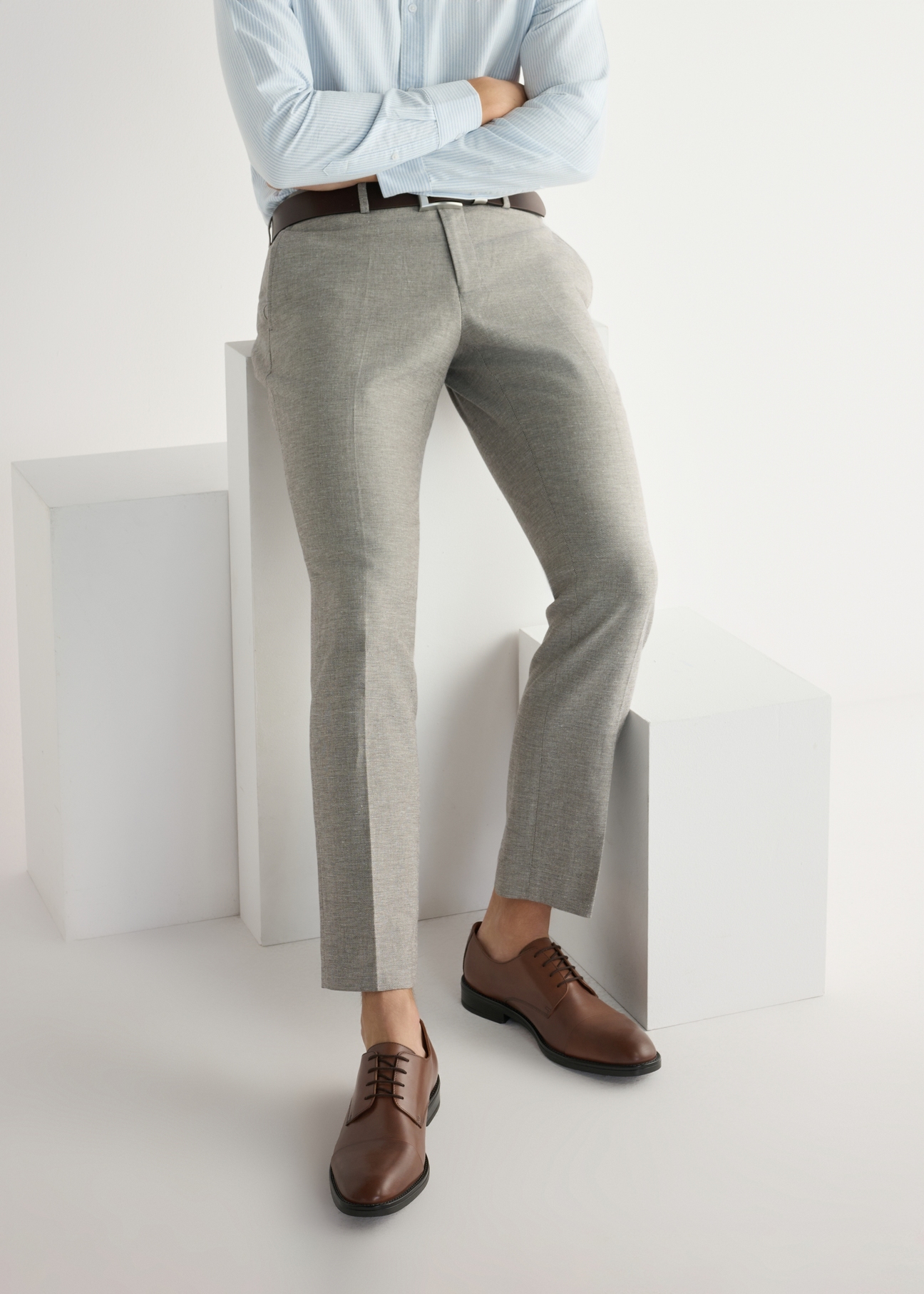 Чоловічі шкіряні броги коньячного кольору BUTYM-0500-1F(W26), вигляд виробу спереду на ногах моделі.