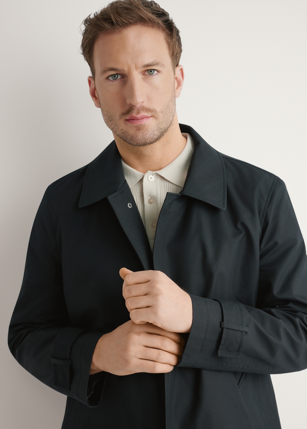 Чорна чоловіча куртка з утеплювачем KURMT-0408-99(W26), крупний план виробу на силуеті моделі.