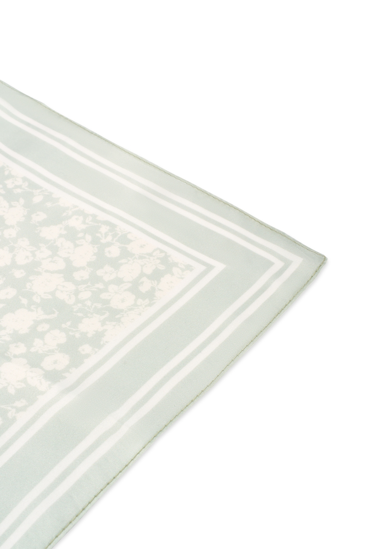 Зелений жіночий шарф з квітковим принтом SZADT-0190-8P(W26), крупний план на білому тлі.