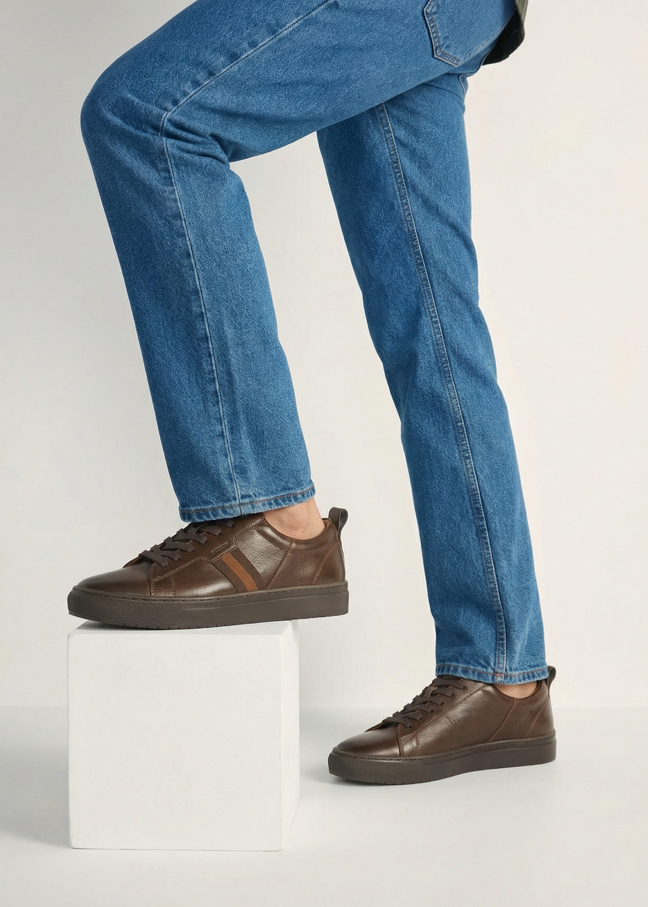 Темно-коричневі чоловічі шкіряні туфлі BUTYM-0430A-1I(W26), вигляд виробу збоку на ногах моделі.