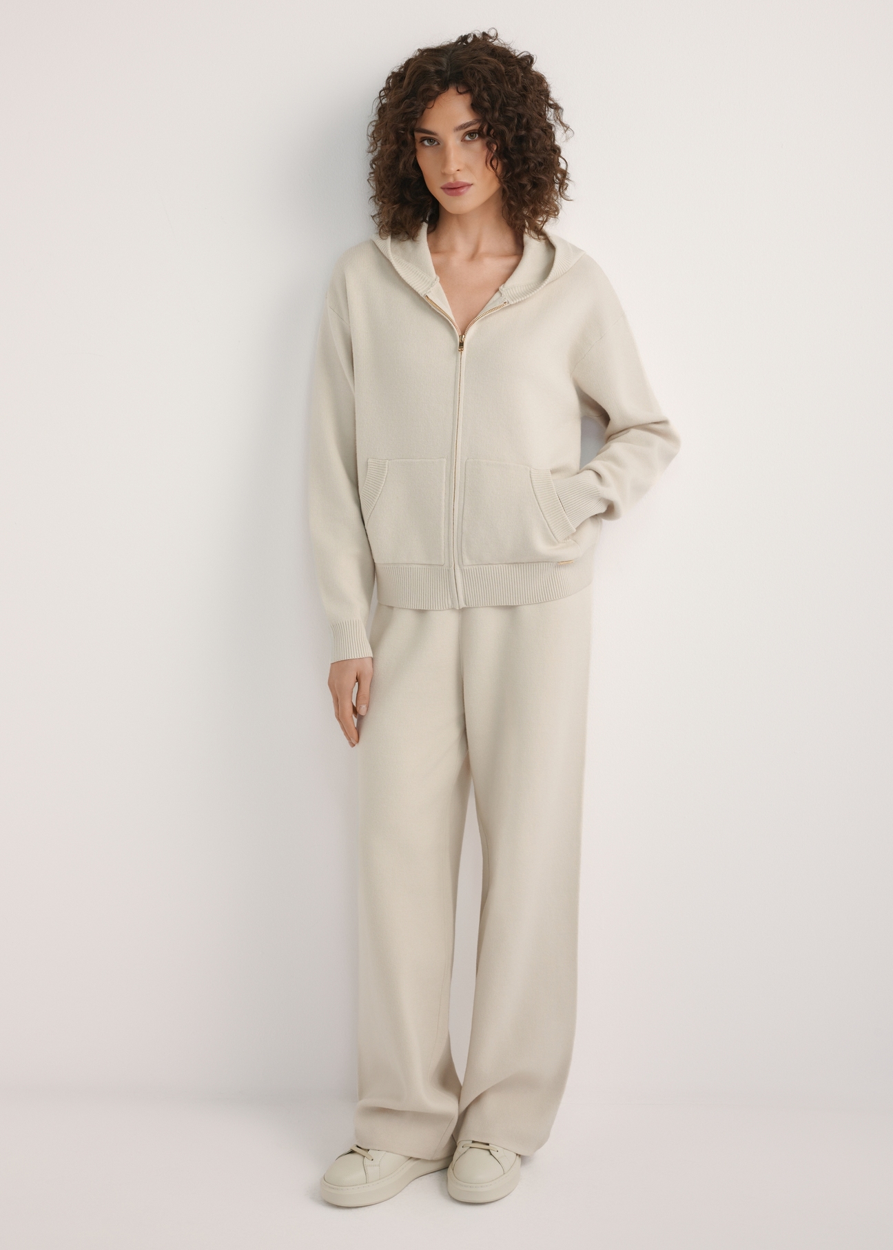 Бежеві жіночі широкі штани SPODT-0121-1A(W26), вигляд виробу спереду на моделі. Видно все тіло.