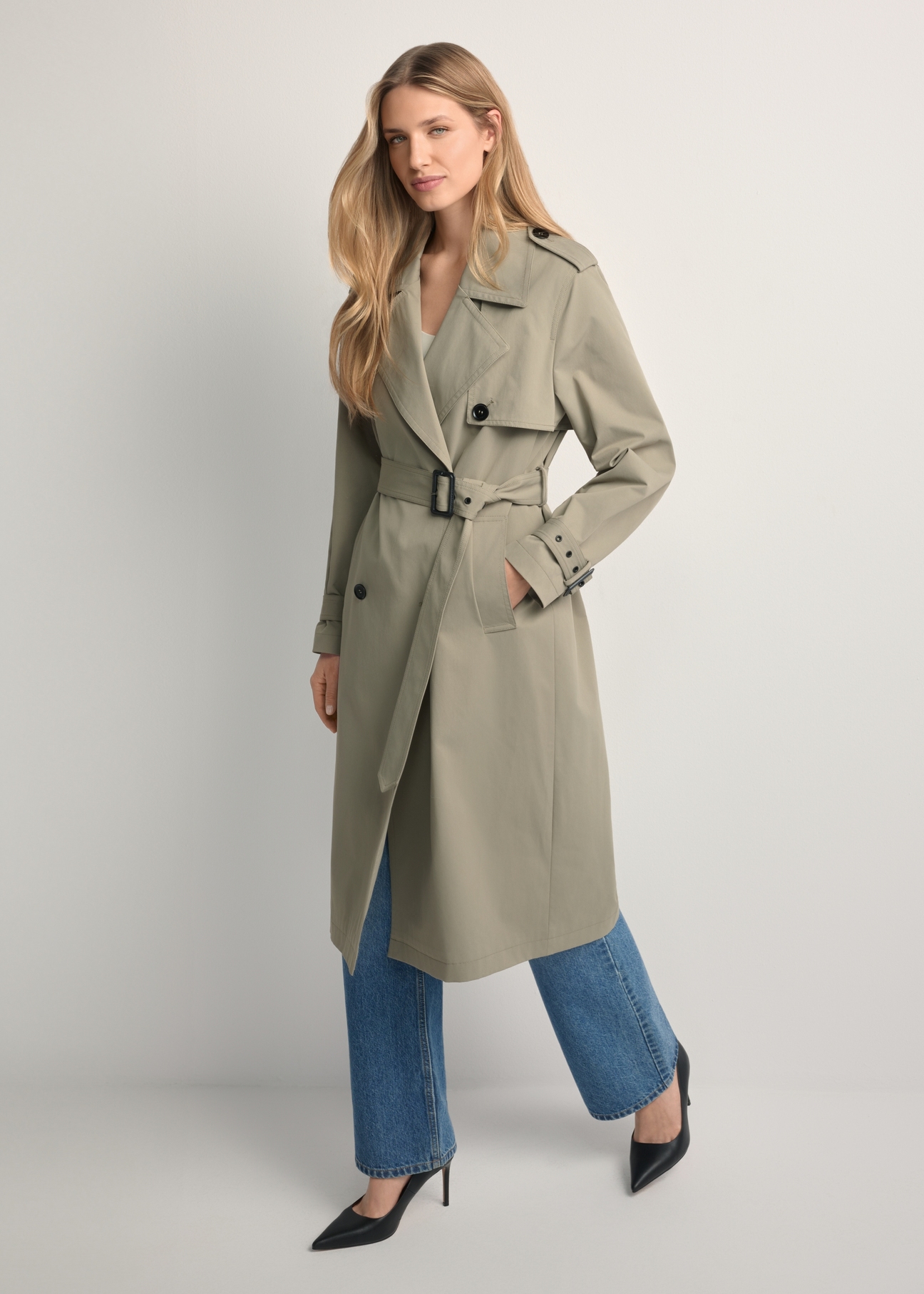 Довге жіноче пальто кольору шавлії KURDT-0512-8F(W26), вигляд виробу спереду на моделі. Видно все тіло.