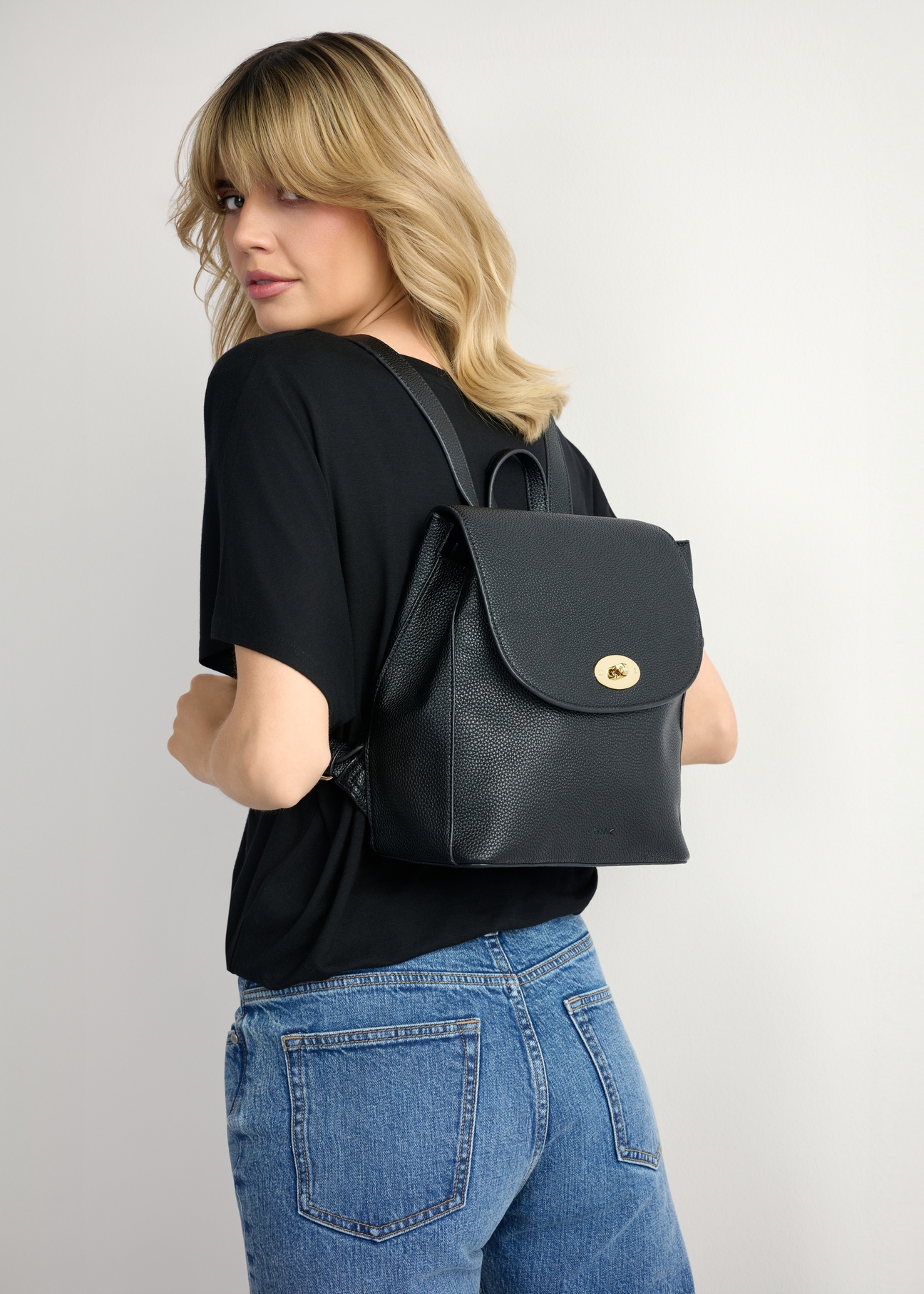 Чорний жіночий рюкзак TOREC-1138-9I(W26), вигляд виробу спереду на силуеті моделі.