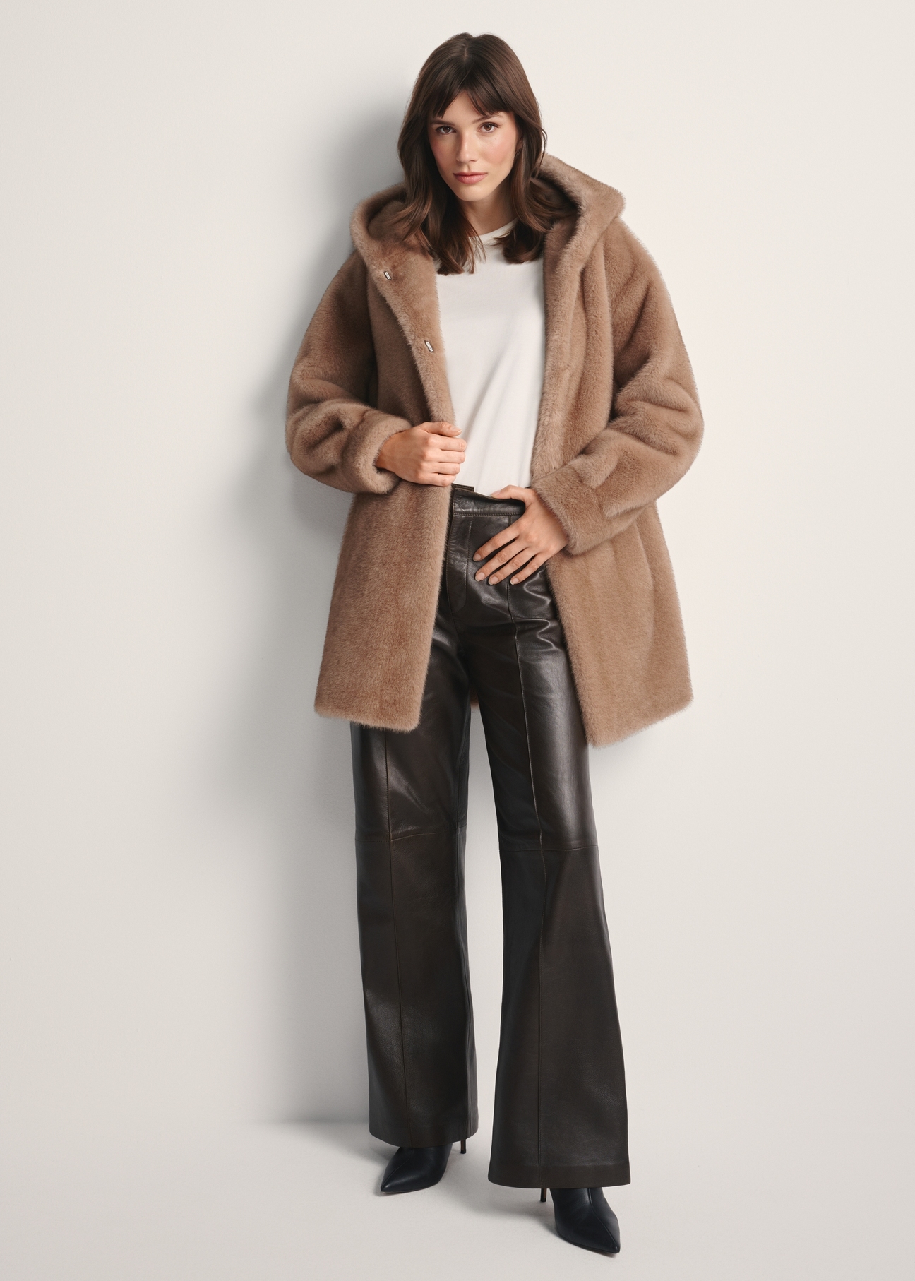 Жіноча бежева хутряна шуба з капюшоном FUTDP-0062-81(Z25), вигляд виробу спереду на моделі. Видно все тіло.