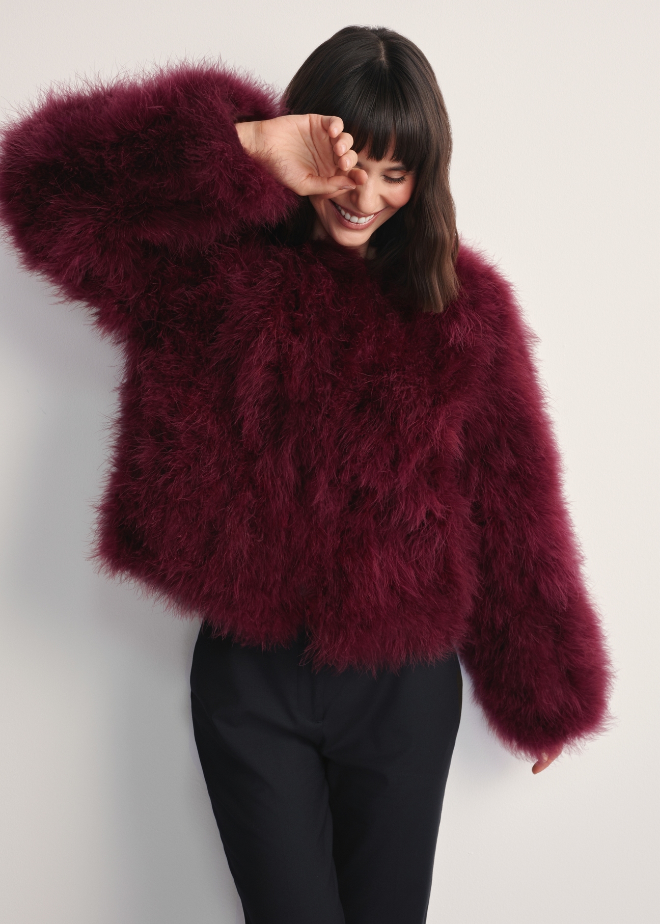 Жіноча куртка з індичого пера FUTDF-0097A-3183(Z25), вигляд виробу спереду на моделі. Видно половину силуету.