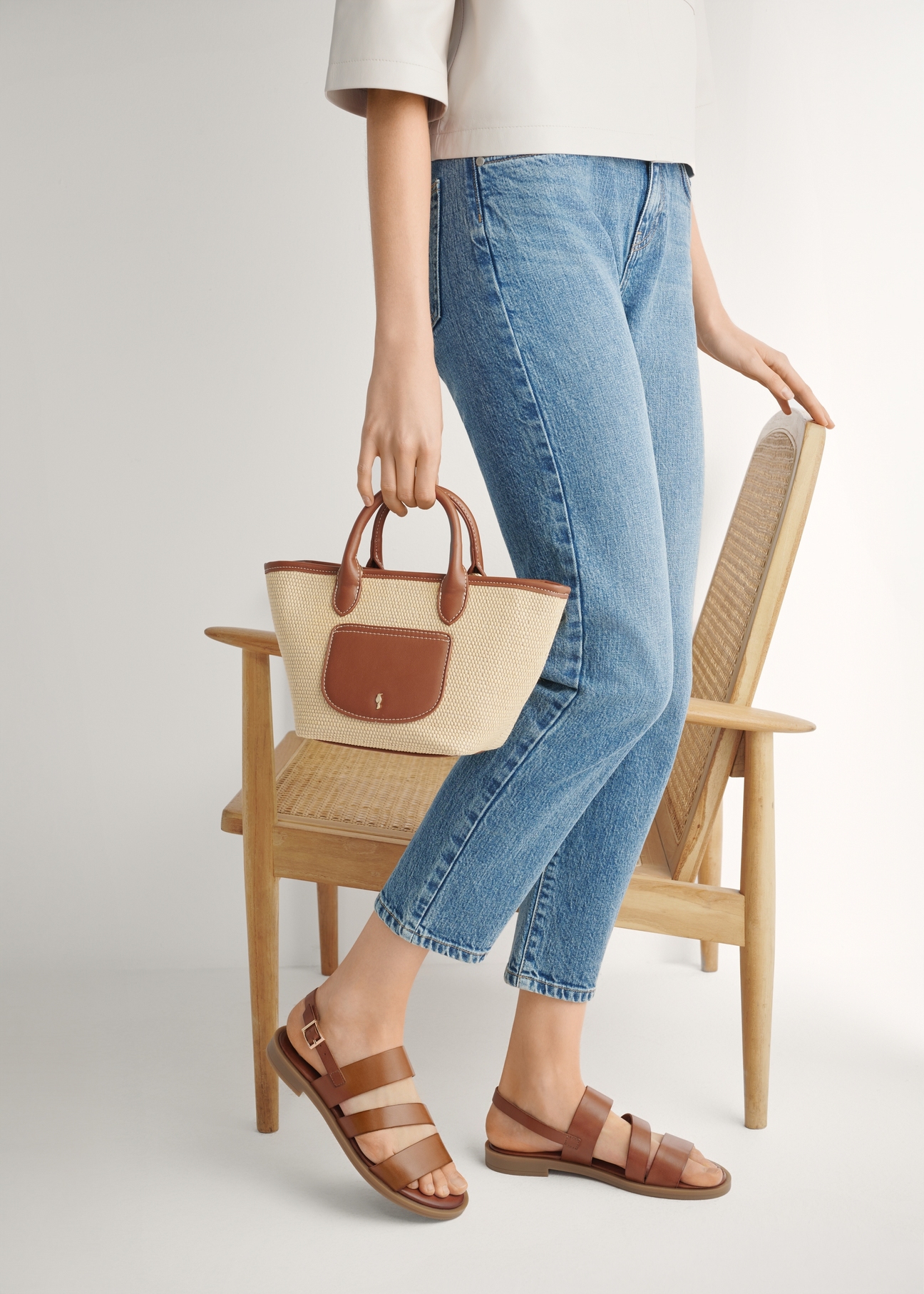 Жіночі шкіряні сандалі коньячного кольору BUTYD-1152-1F(W26), вигляд виробу збоку на ногах моделі.